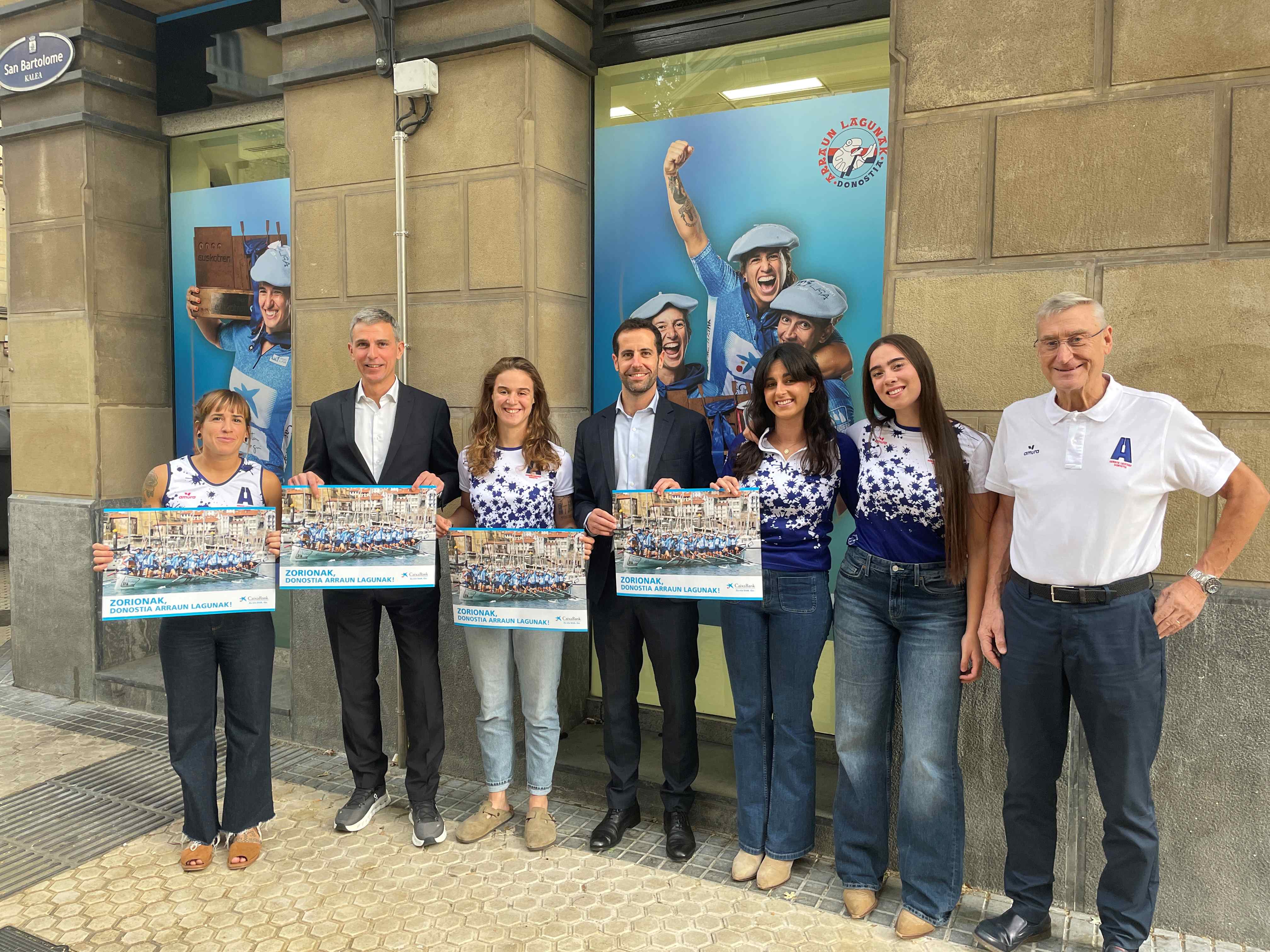 Remeras de Donostia Arraun Lagunak en la oficina de la calle Urbieta