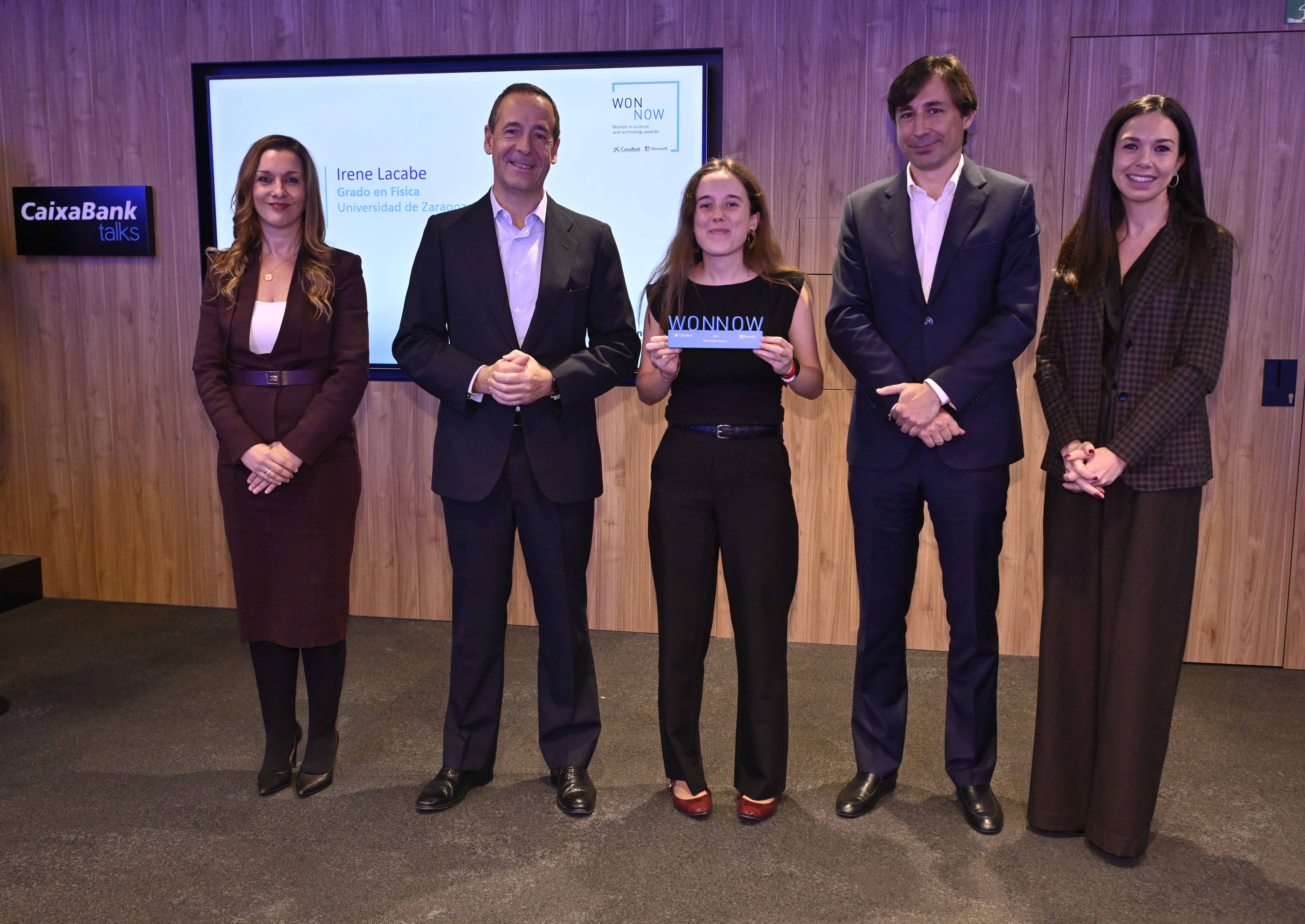 Irene Lacabe junto con los representantes de CaixaBank y Microsoft