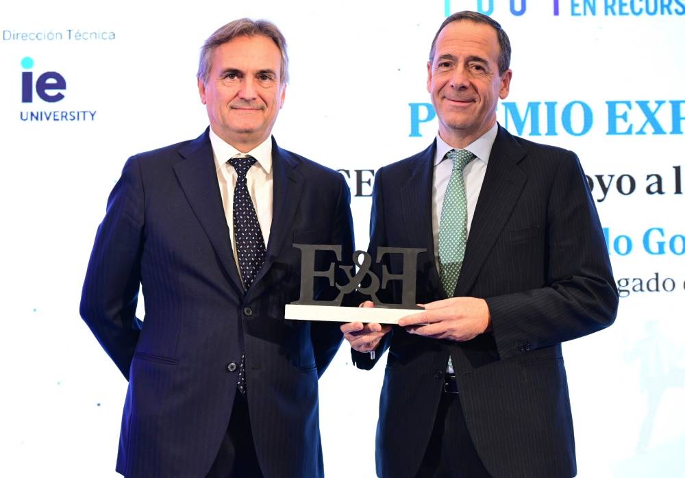 Gonzalo Gortázar durante la recogida del premio