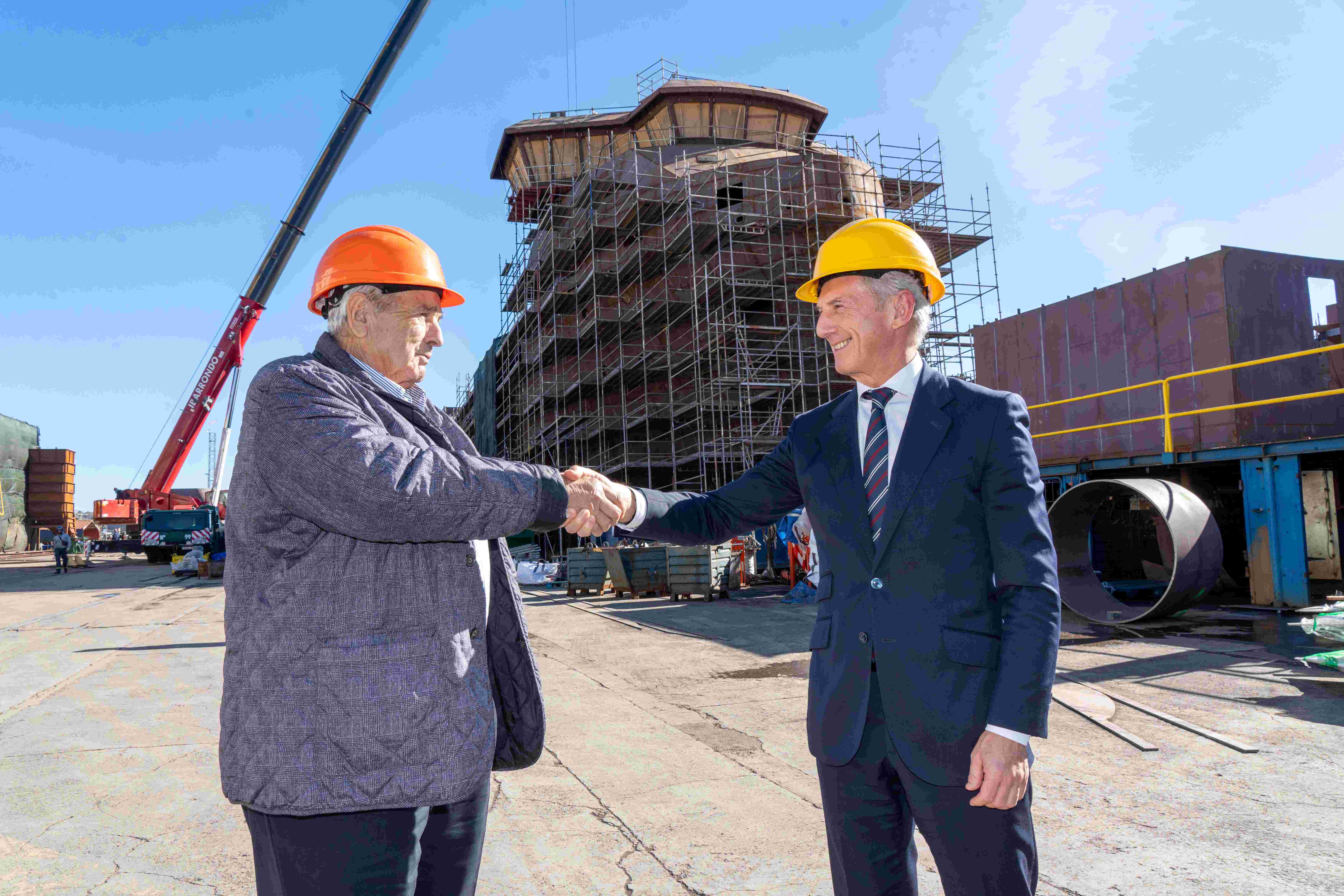 Pedro Garaygordobil, presidente de Zamakona y Juan Pedro Badiola, director territorial norte de CaixaBank