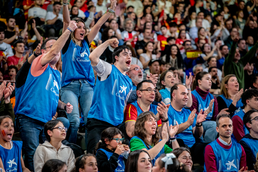 CaixaBank acerca el baloncesto a más de 2.200 personas vulnerables con la Grada Solidaria 2025