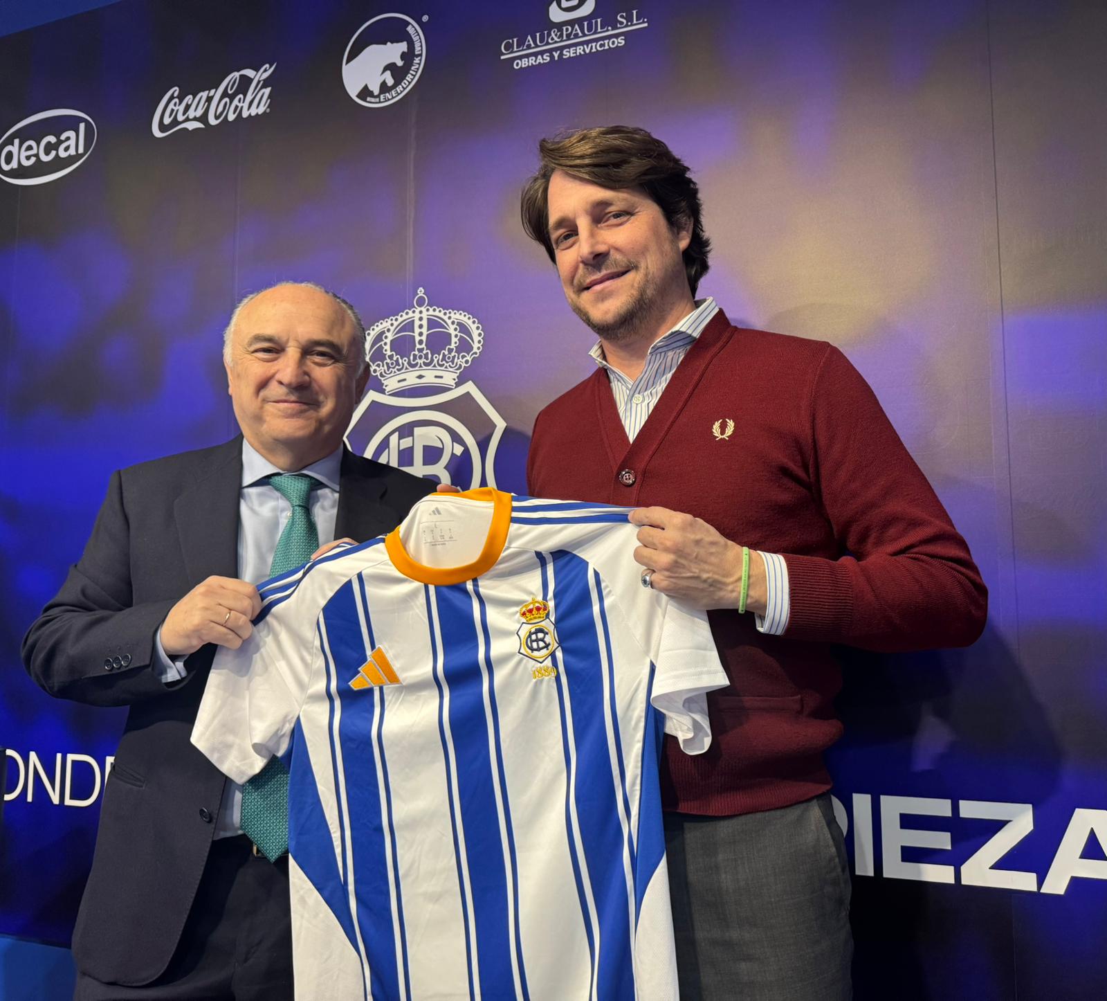 Juan Ignacio Zafra, director territorial de CaixaBank en Andalucía, y Adrián Fernández, presidente del Recreativo de Huelva