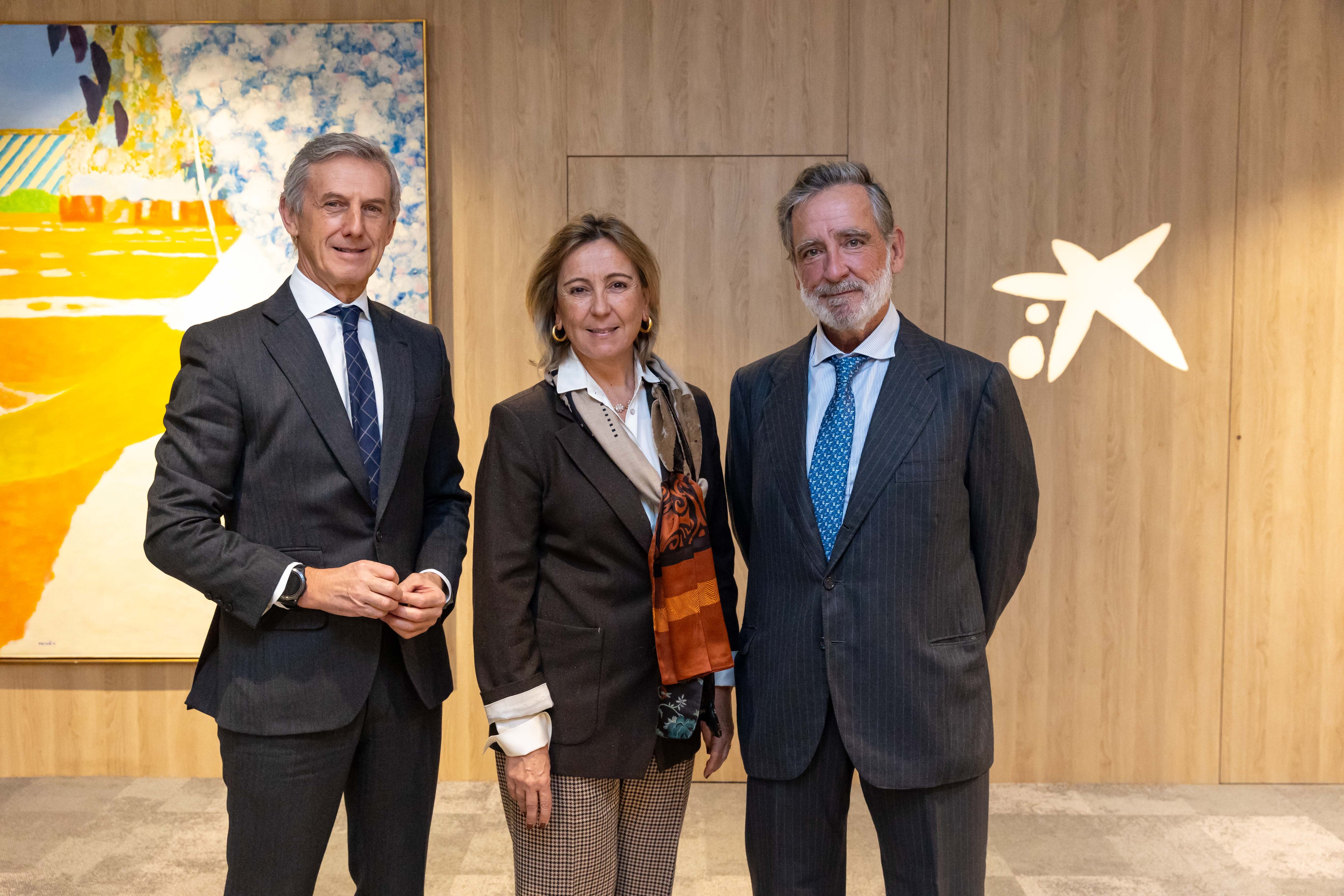 Juan Pedro Badiola, director territorial norte de CaixaBank, a la izquierda junto a Elena y Gabriel Pérez-Maura