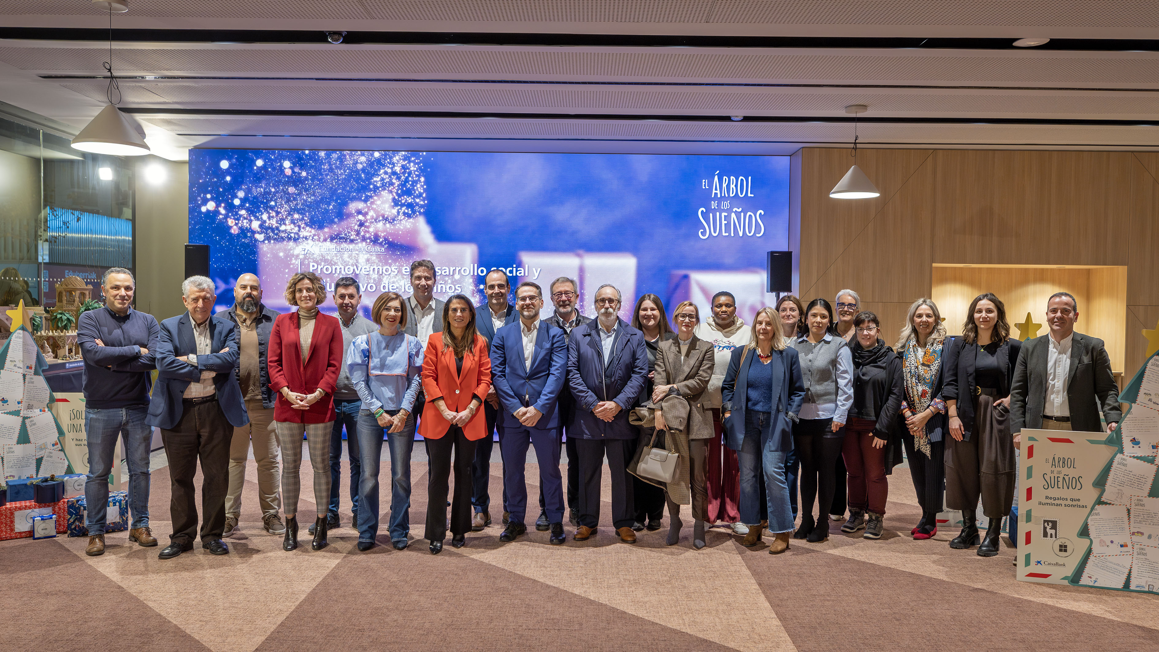 Isabel Moreno, directora territorial Ebro de CaixaBank, junto con las entidades sociales y empresas involucradas en el 'Árbol de los Sueños' de CaixaBank en Navarra