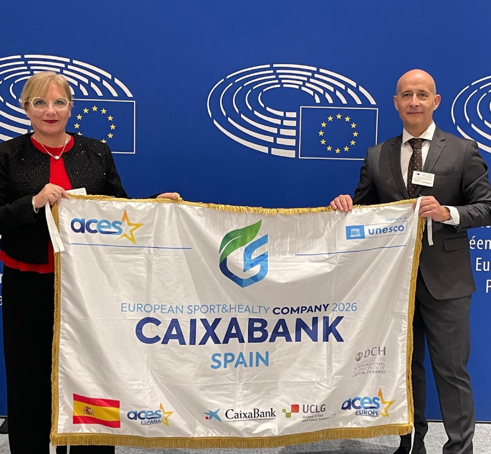Javier Rojas, director de Bienestar y Prevención de Riesgos Laborales de CaixaBank, y Teresa Pérez Delgado, gerente de Bienestar, durante la entrega del certificado en Bruselas.