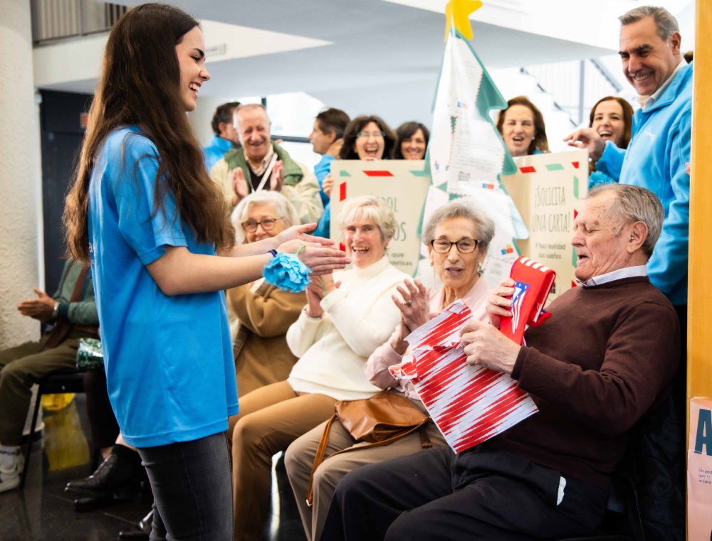 Usuarios de Afade en la entrega de regalos de ‘El Árbol de los Sueños’ de CaixaBank 2025 en el Centro Cultural Fernando de los Ríos (Madrid).