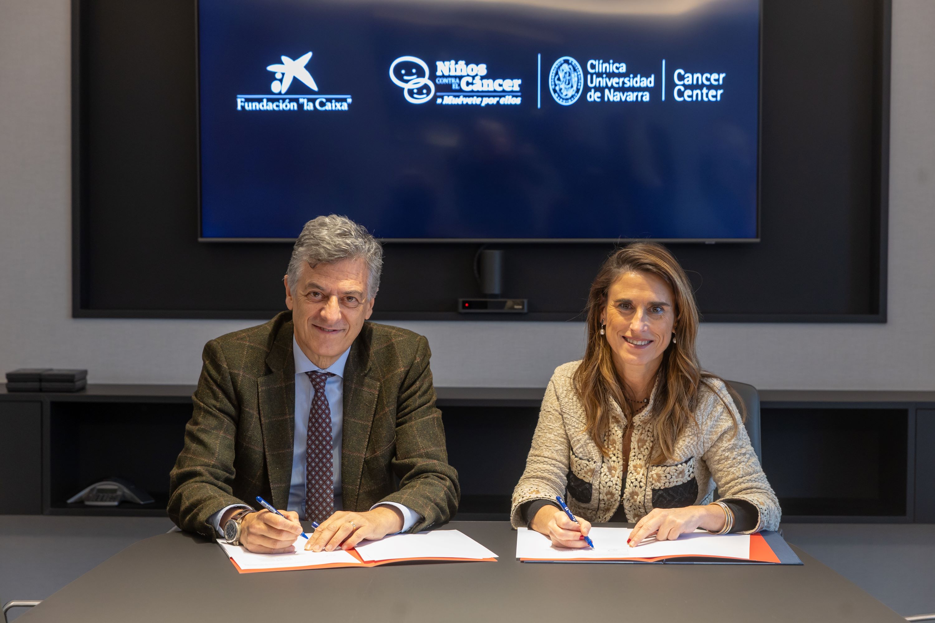 Isabel Moreno, directora territorial Ebro de CaixaBank, con Joseba Campos, director general de la Clínica Universidad de Navarra