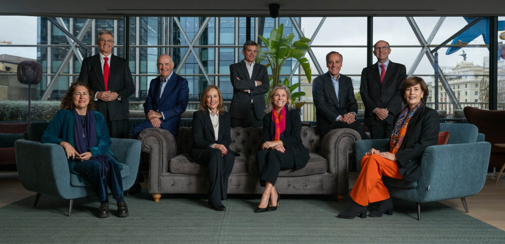 Belén Martín, directora de CaixaBank Wealth Management, i Marta Alonso, directora general d’OpenWealth, junt amb el Comitè consultiu d’OpenWealth