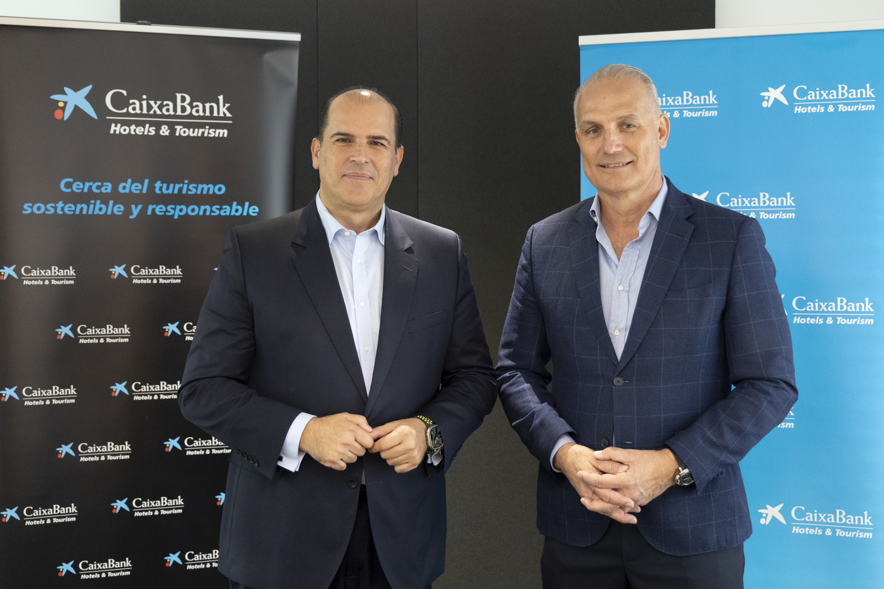 Manuel Afonso, director territorial de CaixaBank en Canarias, y Roberto Konrad, director general de Hovima Hotels