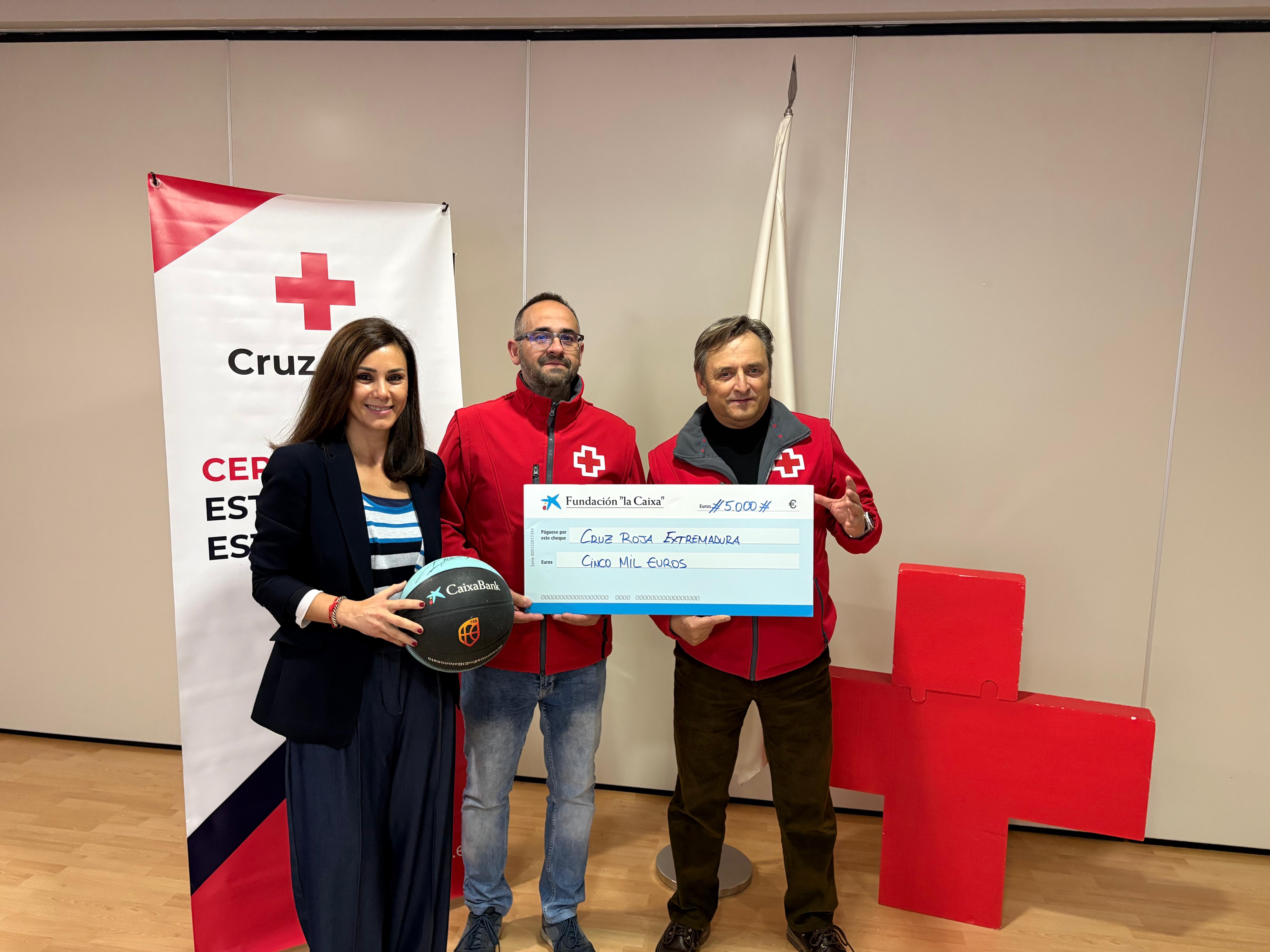 Entrega del cheque a Cruz Roja Extremadura