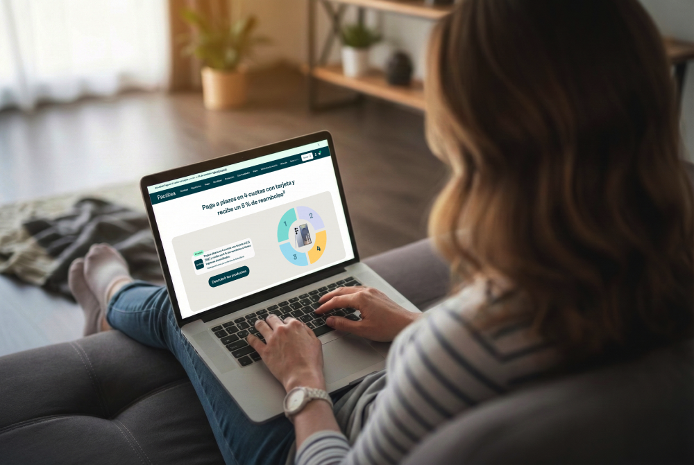Una persona consulta en la web de Facilitea la nueva opción de pago en 4 plazos sin intereses.