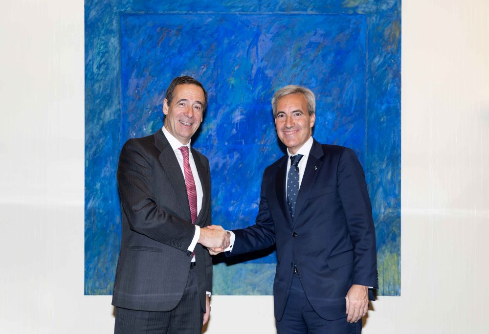 Gonzalo Gortázar, consejero delegado de CaixaBank, y Alejandro Oñoro, consejero delegado de ILUNION, en la firma del acuerdo