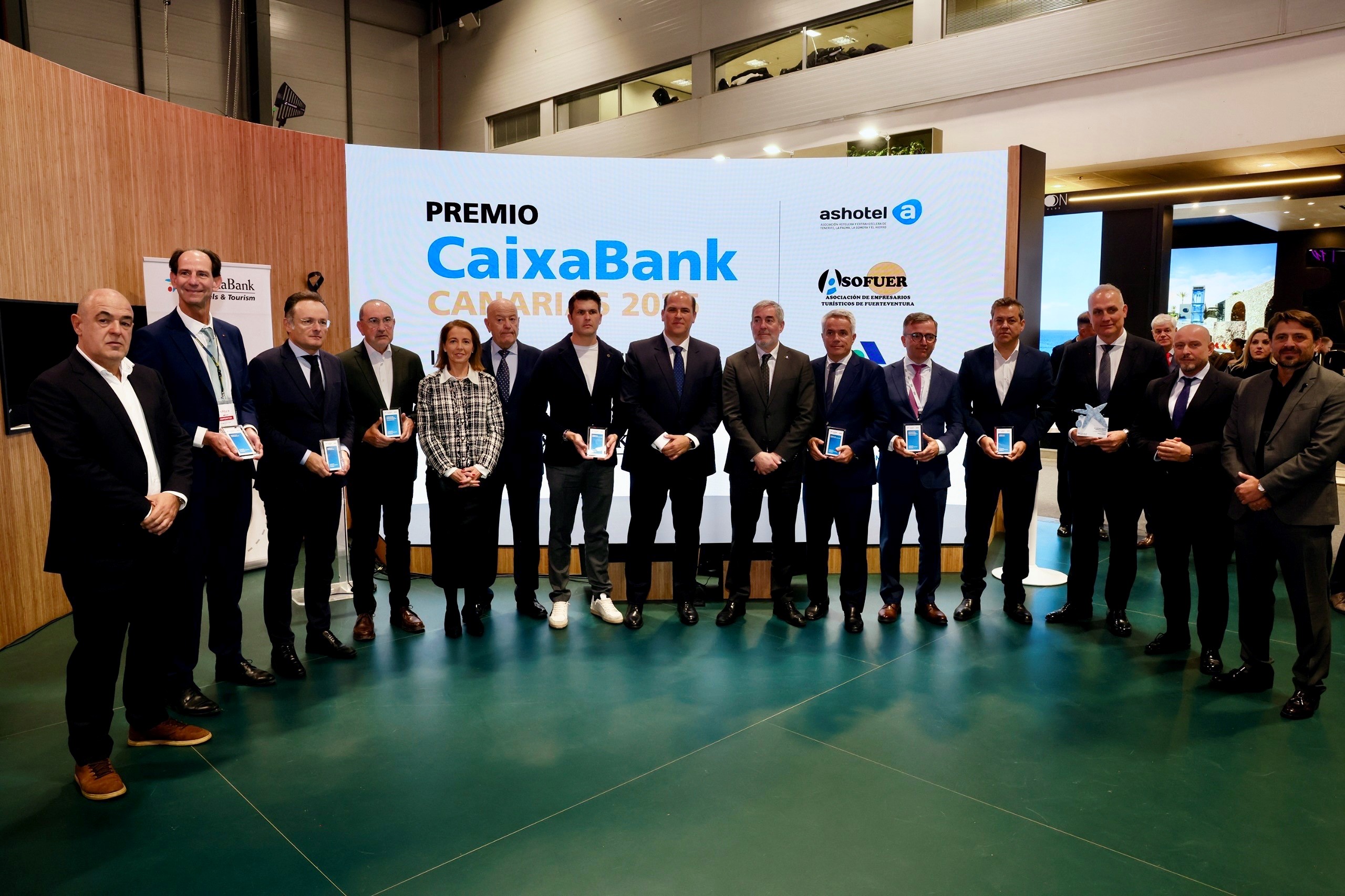 Foto de familia de los 'Premios CaixaBank de Innovación y Modernización de Empresas Turísticas entregado en Fitur.