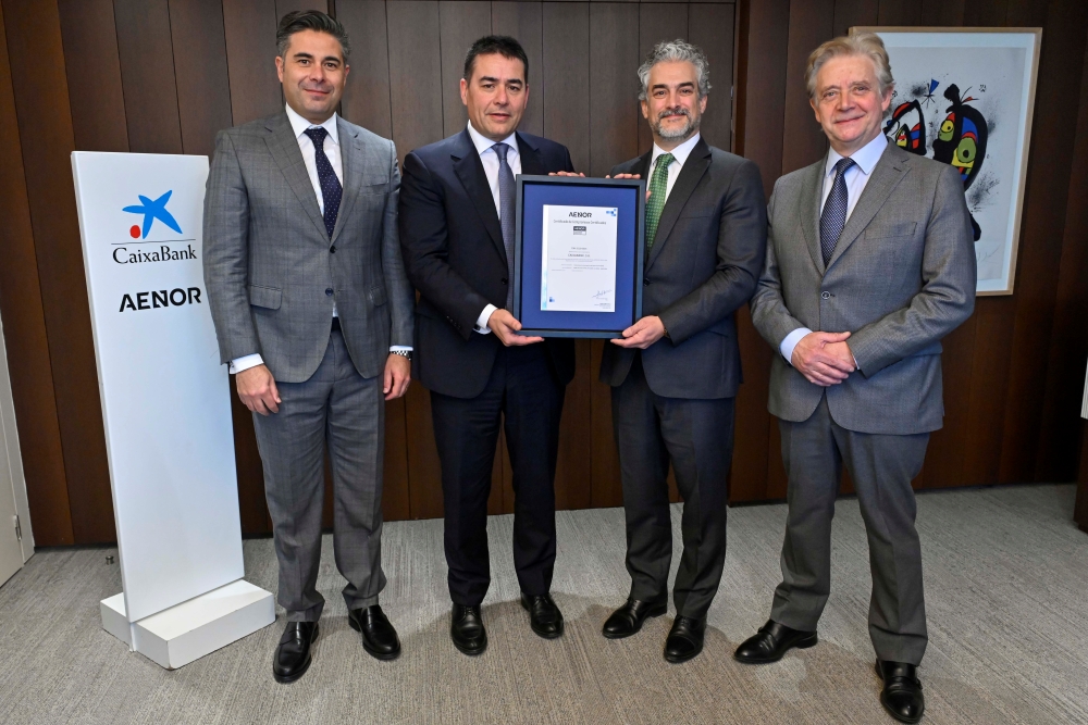Foto (de izda. a dcha.): Israel Carvajal, responsable de Desarrollo de Negocio de AENOR en Cataluña; Jordi Mondéjar, director de Negocio de CaixaBank; David de Pastors, director general de Evaluación de la Conformidad de AENOR, y Josep Parareda, director de Acción Social de CaixaBank.