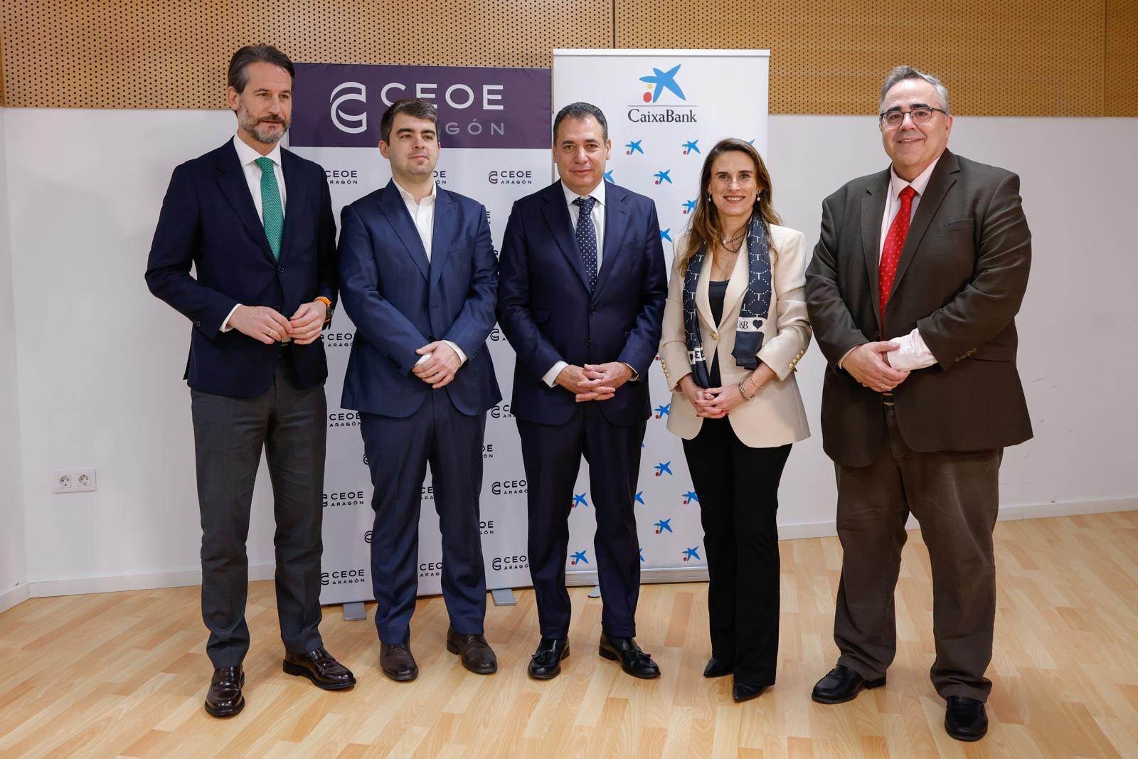 Carlos Sanchez, director comercial empresas Territorial Ebro CaixaBank, Luis Pinheiro economista de CaixaBank Research, Benito Tessier presidente CEOE, Isabel Moreno, directora territorial Ebro de CaixaBank y Gregorio Izquierdo, director general del IEE