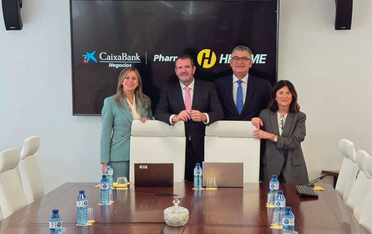 Acto de firma del convenio entre CaixaBank y Hefame