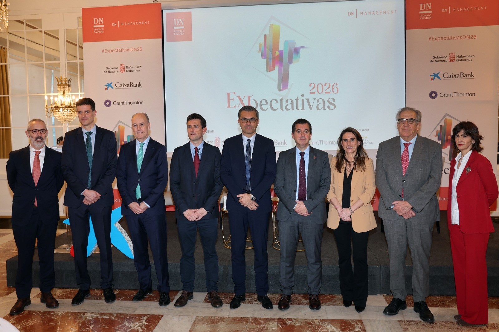 Isabel Moreno, directora territorial Ebro de CaixaBank, y Oriol Aspachs, director de economía española de CaixaBank Research, junto con organizadores, ponentes y patrocinadores