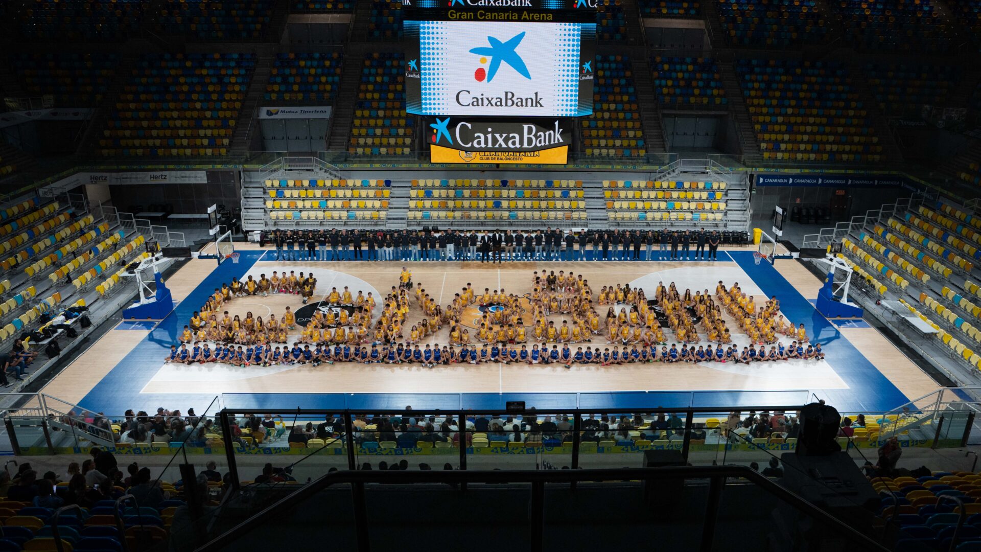 Mosaico con los niños y jóvenes que integran las categorías inferiores del Club Baloncesto Gran Canaria.