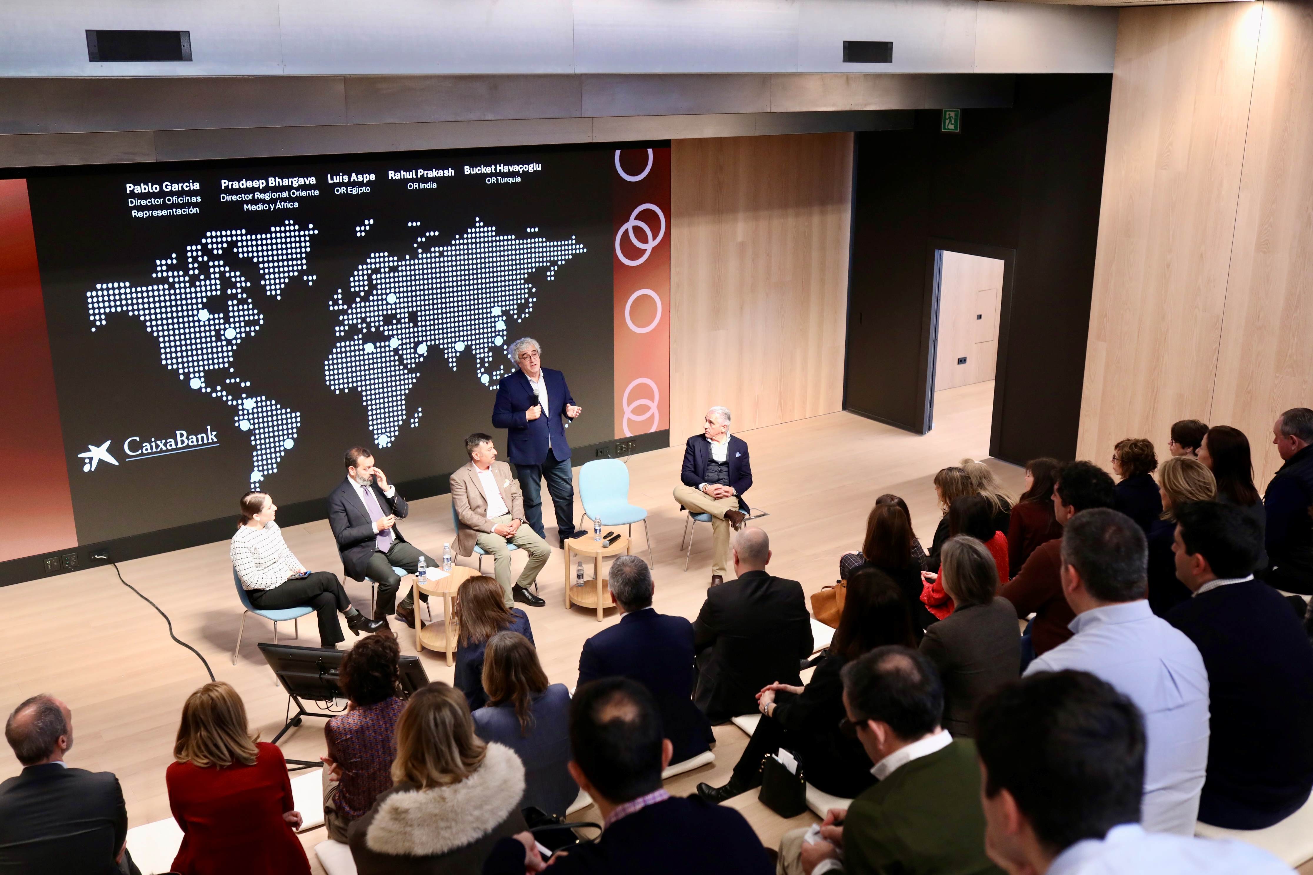 Dialogo celebrado en el encuentro puertas al exterior de CaixaBank en el GOe de Donostia