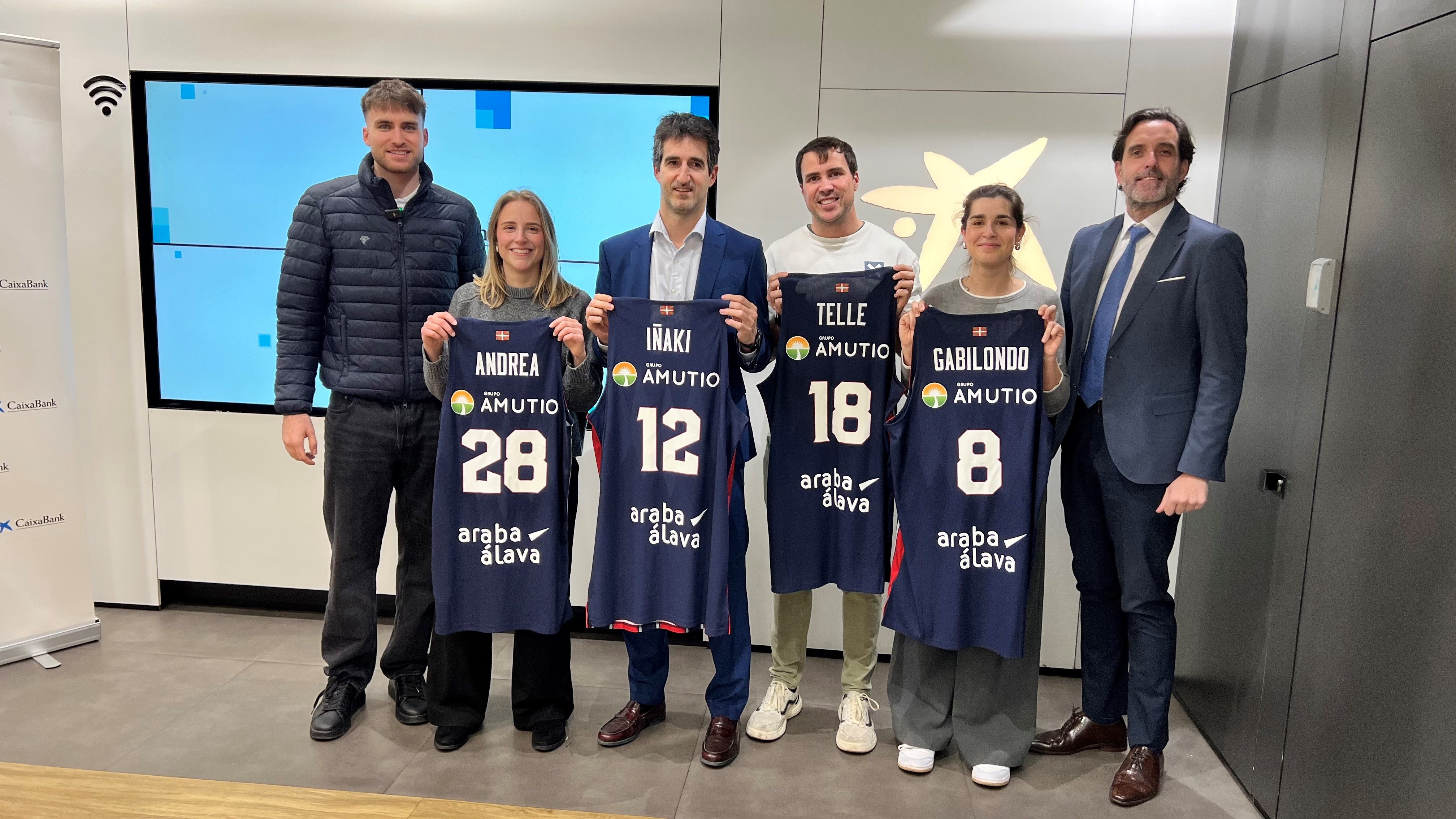 Rafa Villar y Gorka Arana con los aficionados baskonistas que representarán al Kosner Baskonia en el partido de las aficiones CaixaBank
