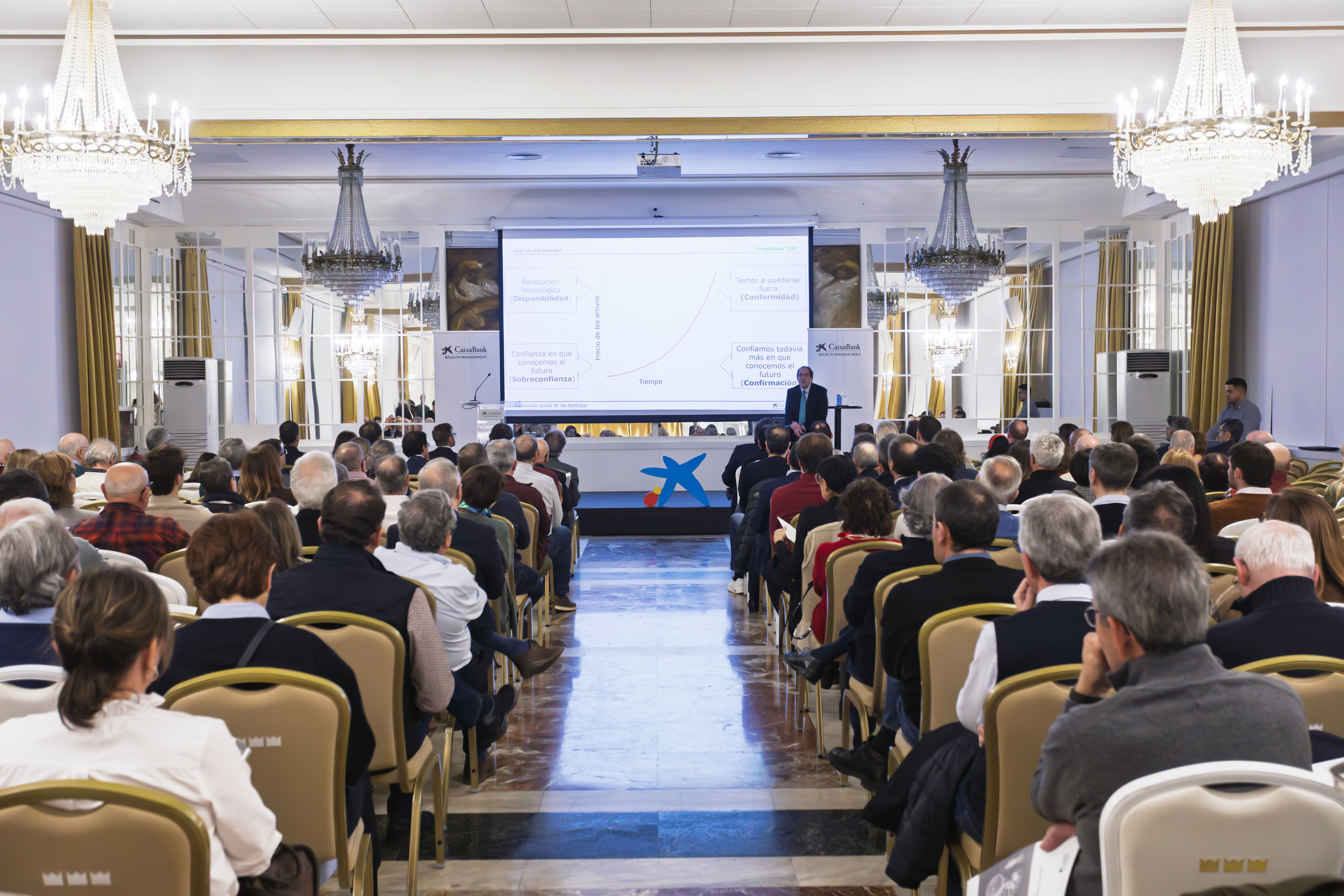 Santiago Rubio, director de Estrategia de Inversión de CaixaBank AM durante la sesión impartida en Pamplona