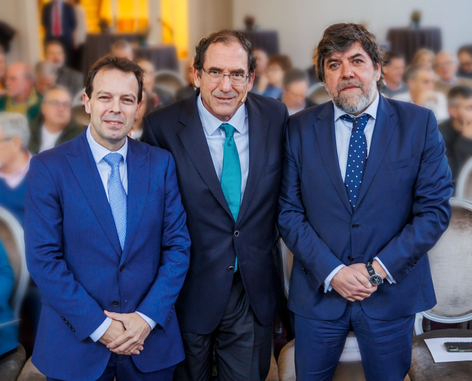 Iñigo Latorre, director de CaixaBank Wealth Management en La Rioja, Santiago Rubio, director de Estrategia e Inversión de CaixaBank AM, y Jose A. Melero director del centro Wealth Management Asesoramiento independiente en la Territorial Ebro.