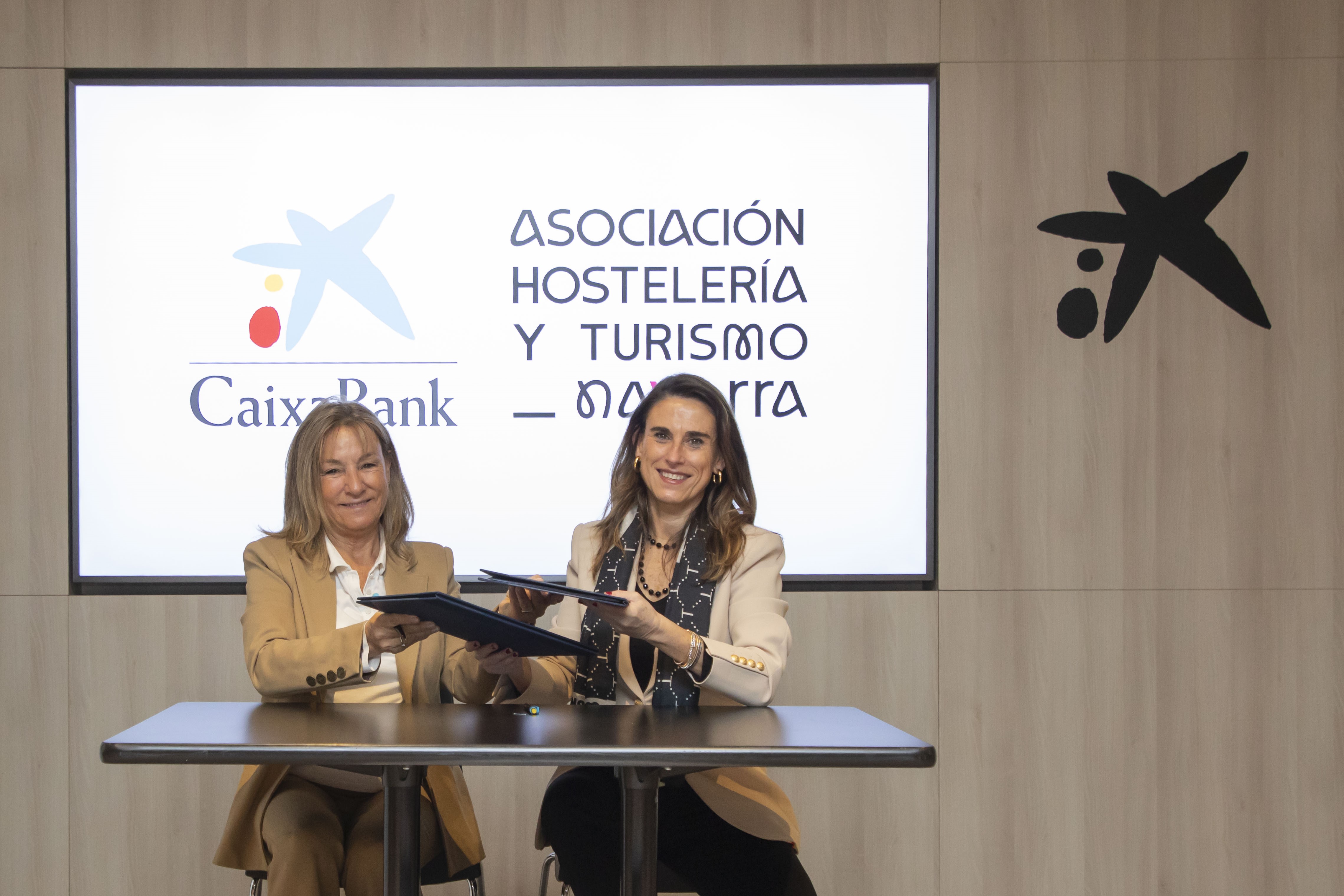 Isabel Moreno, directora de la territorial Ebro de CaixaBank, durante la firma del convenio con AEHN con Ana Beriain, presidenta de la Asociación.