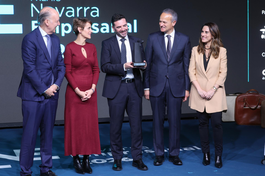 Isabel Moreno, directora de la territorial Ebro de CaixaBank, junto con la presidenta del Gobierno de Navarra, María Chivite, los organizadores del Premio Navarra Empresarial, y el premiado, Sergio Beni.