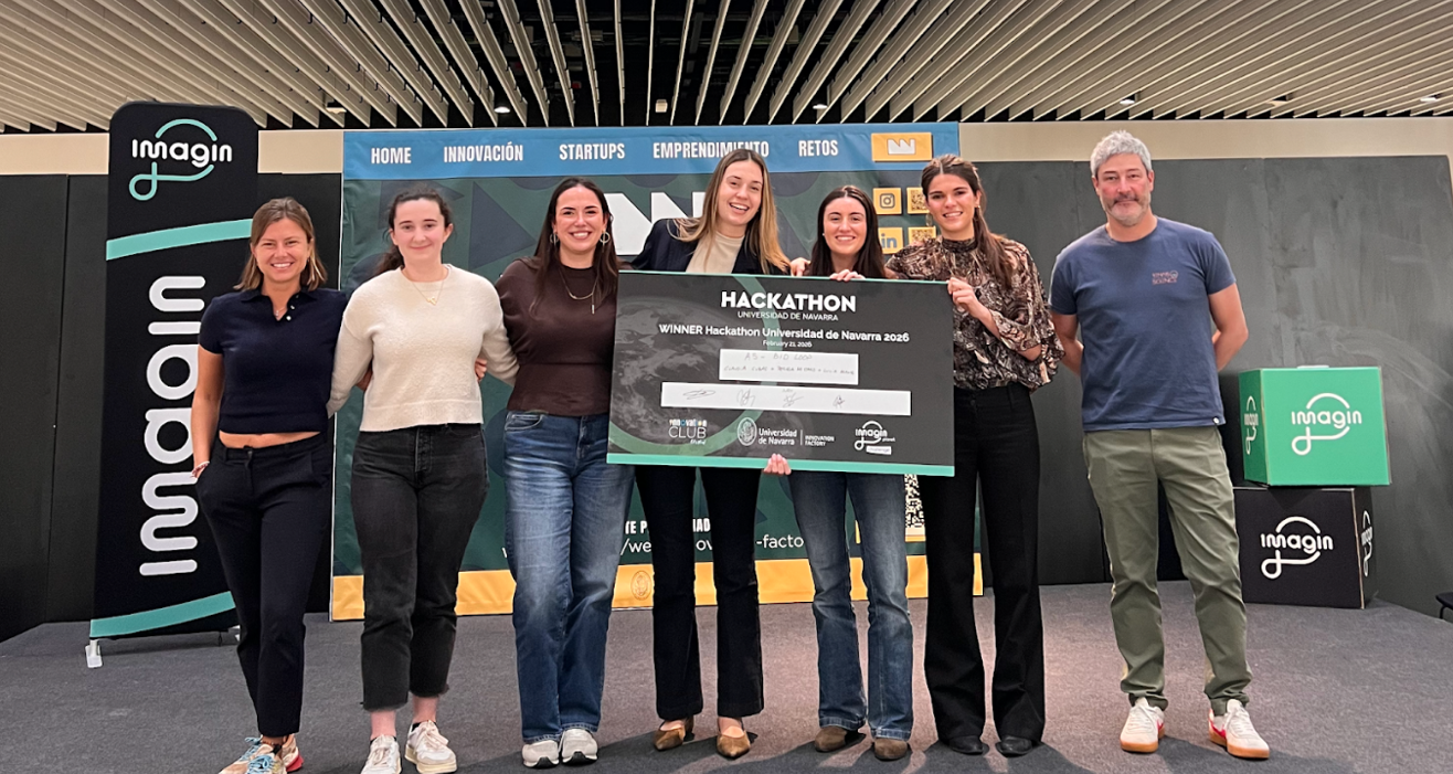 De izquierda a derecha: Berta Solé, Sofía Vallejo (UNAV), Lucía Arana (Bi-LOOP), Berta Llorens (imagin), Claudia Cubas (Bi-LOOP), Teresa Bestard (Bi-LOOP) y Santi Hermida (CaixaBank)