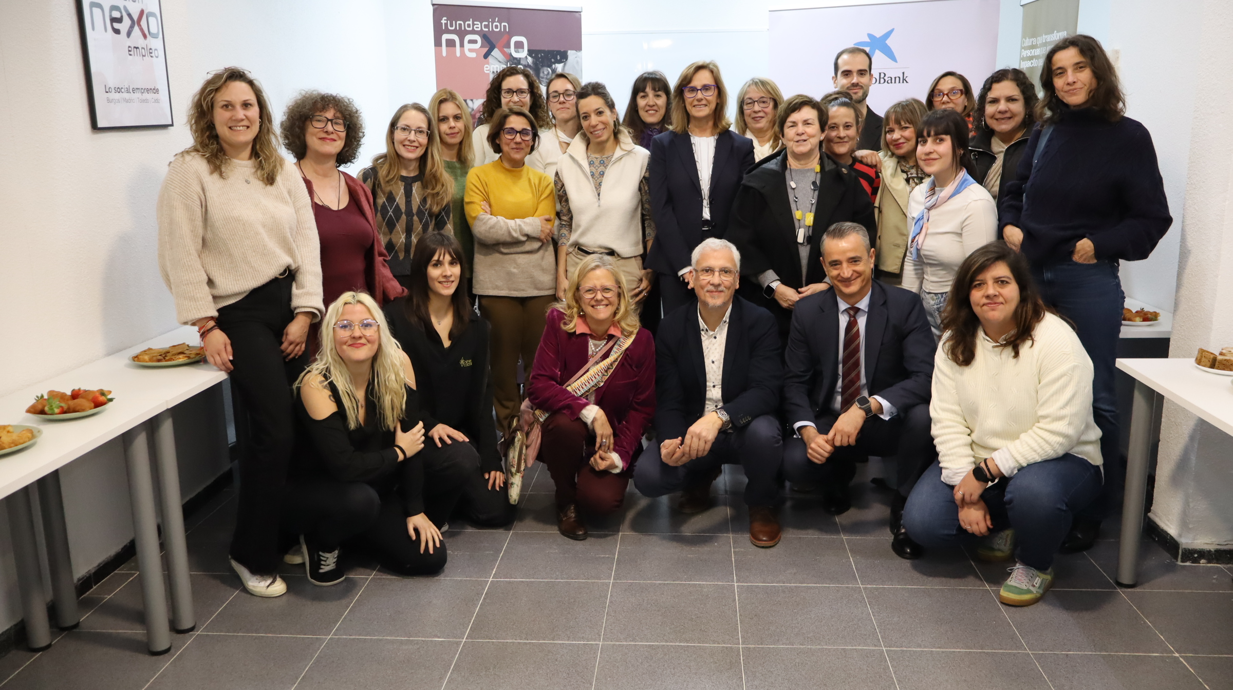 Cristina González Viu con las asistentes y participantes en el 'Café Trajineras' de emprendimiento social
