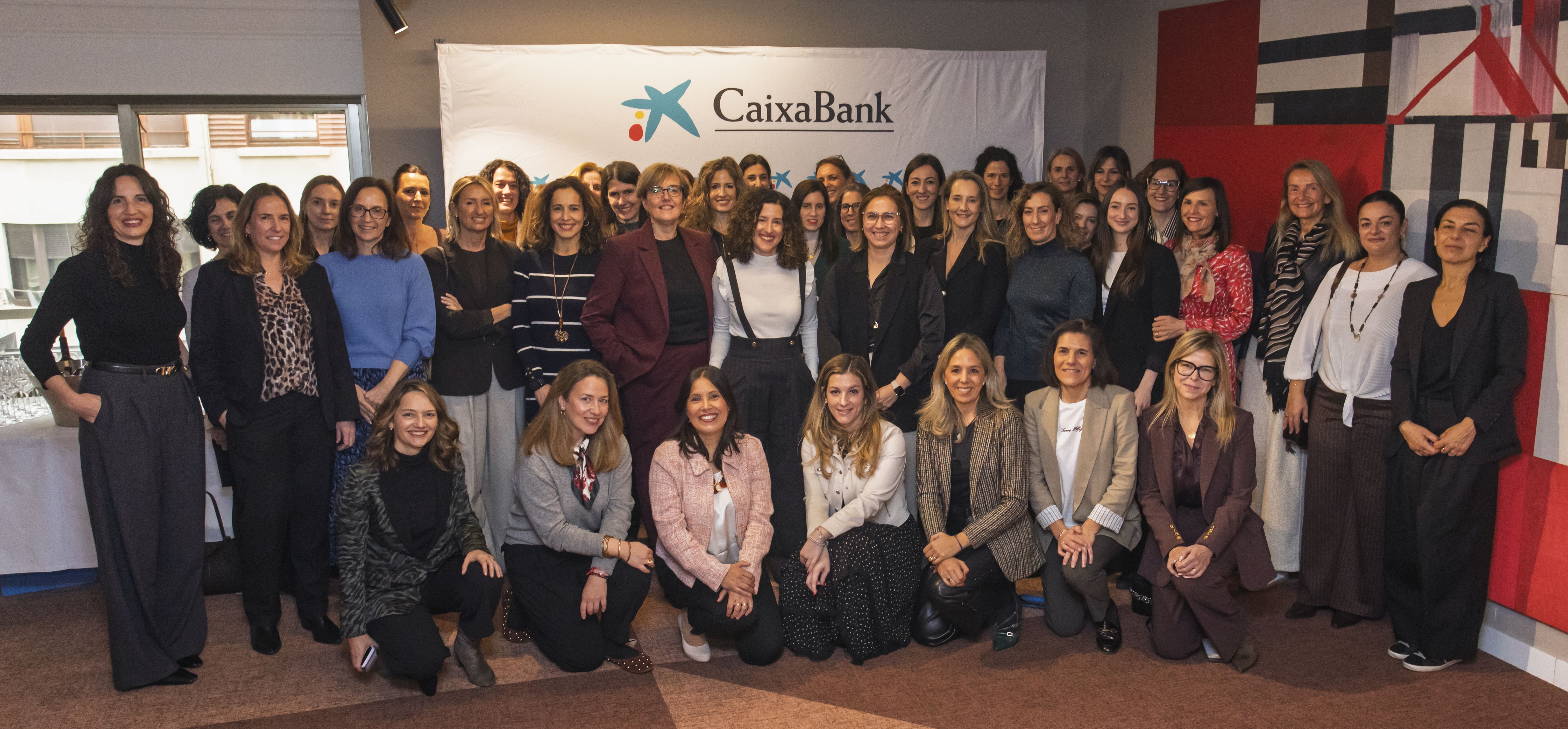 Directivas y ponentes en la jornada 'Liderar con propósito, mujeres que transforman organizaciones en Navarra'