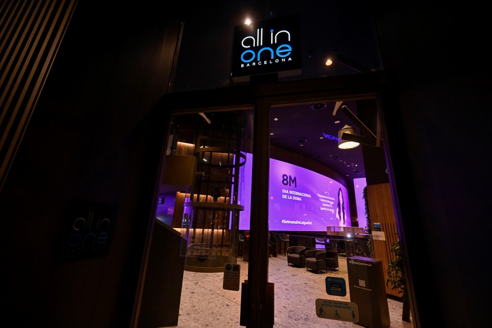 L'entitat financera il·lumina de morat durant aquesta setmana les seves oficines 'all in one'