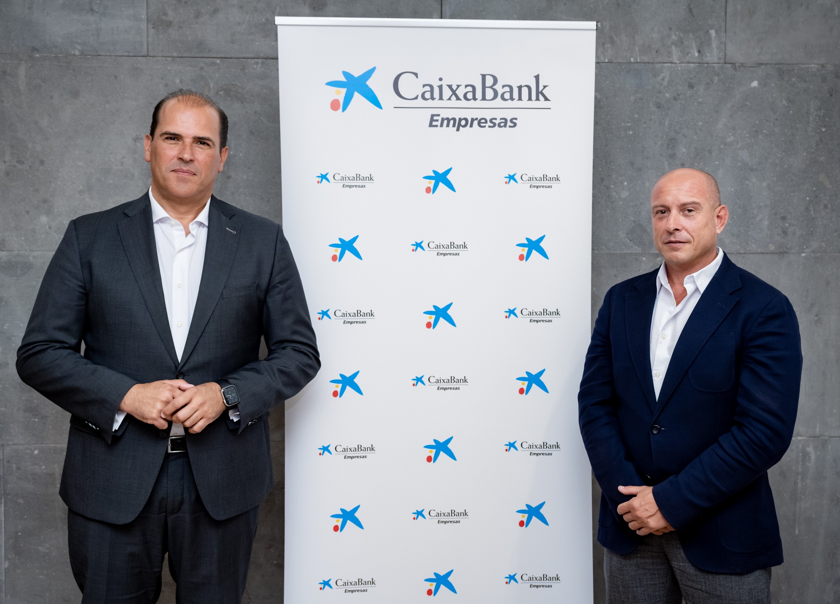 Manuel Afonso, director territorial de CaixaBank en Canarias, y Andrés Guerra, director comercial de Banca de Empresas.