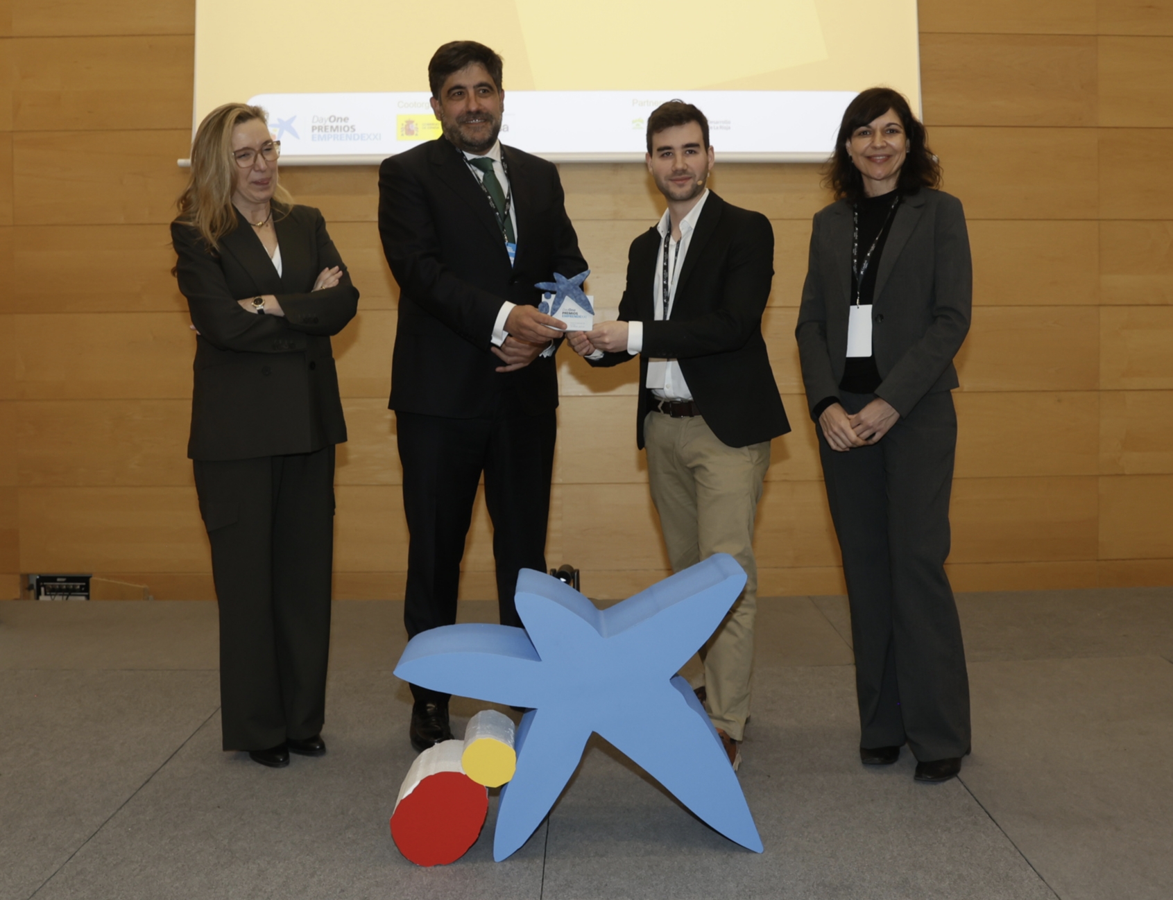 Guillermo Presa, CEO de FluxPose, BelindaLeón Consejera Economia Gobierno La Rioja, Diego Saugar, director centro Empresas CaixaBank en La RIoja y Rocio Castrillo ENISA