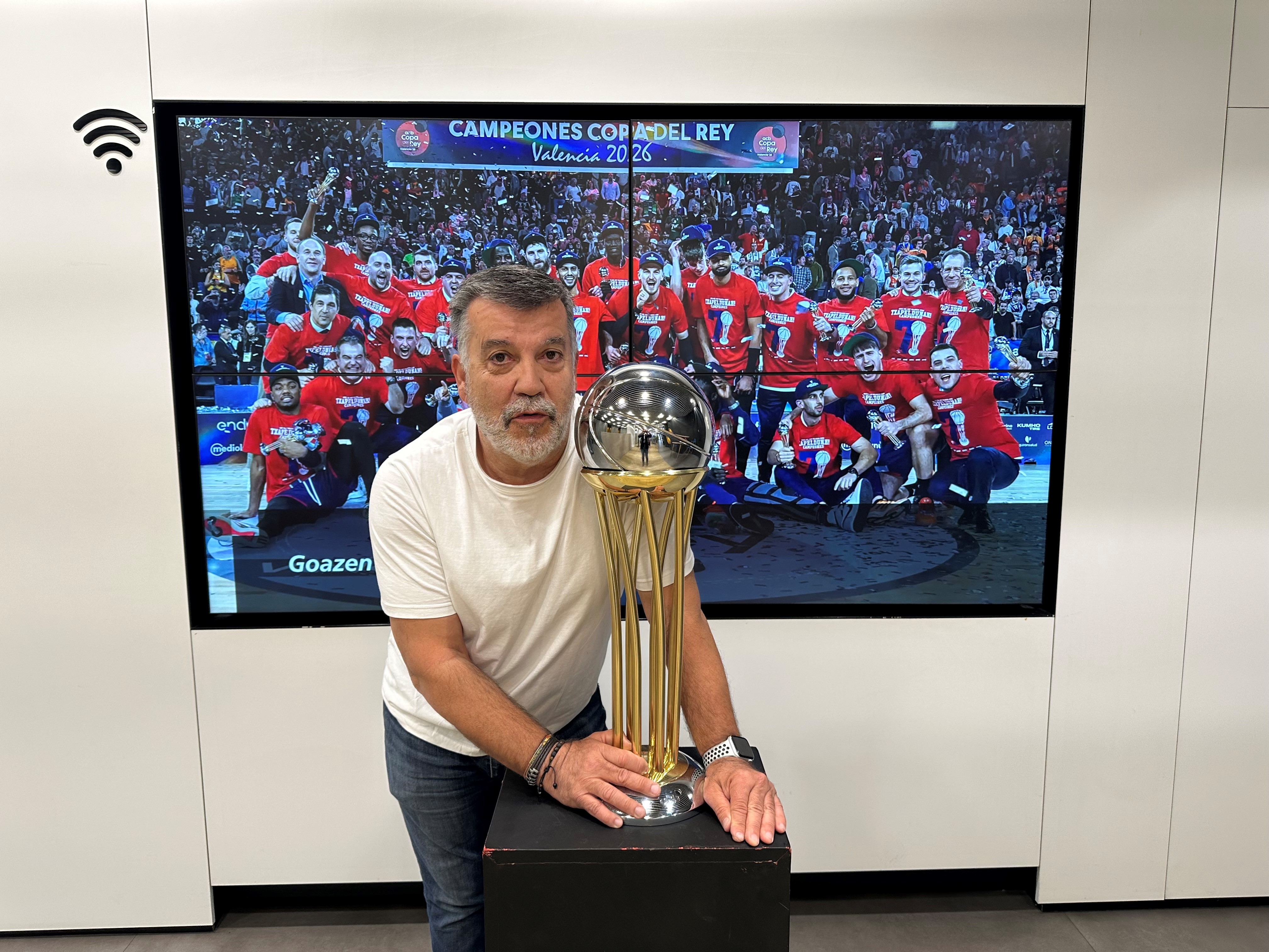 Uno de los clientes con la Copa del Rey conquistada por Kosner Baskonia