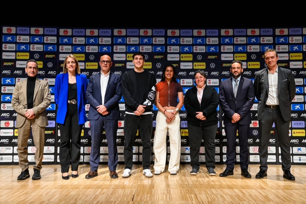 Imagen con representantes del MICFootball, MICIntegra, Generalitat de Catalunya, Diputació de Girona, CaixaBank y los padrinos del torneo, Pau Cubarsí y Kika Nazareth