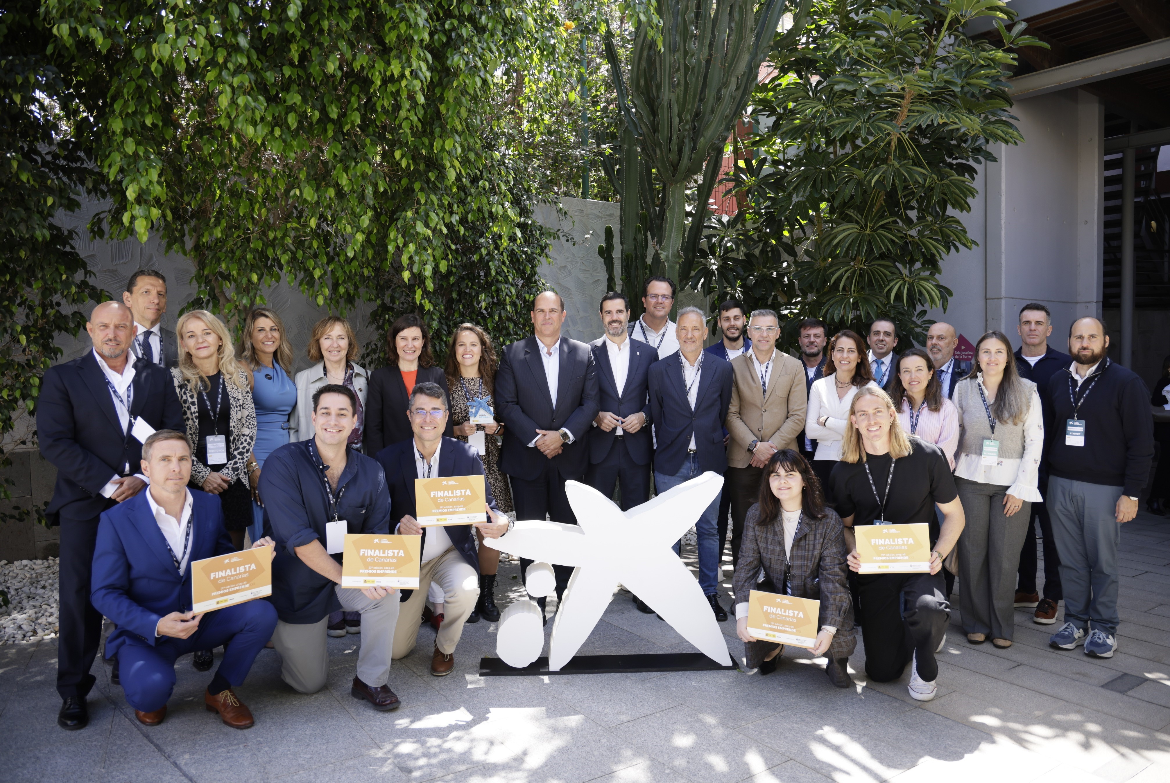 Ganadora y finalistas junto a representantes de CaixaBank, Enisa, Gobierno de Canarias y la ACIISI, así como miembros del jurado  de los Premios EmprendeXXI en las Islas.