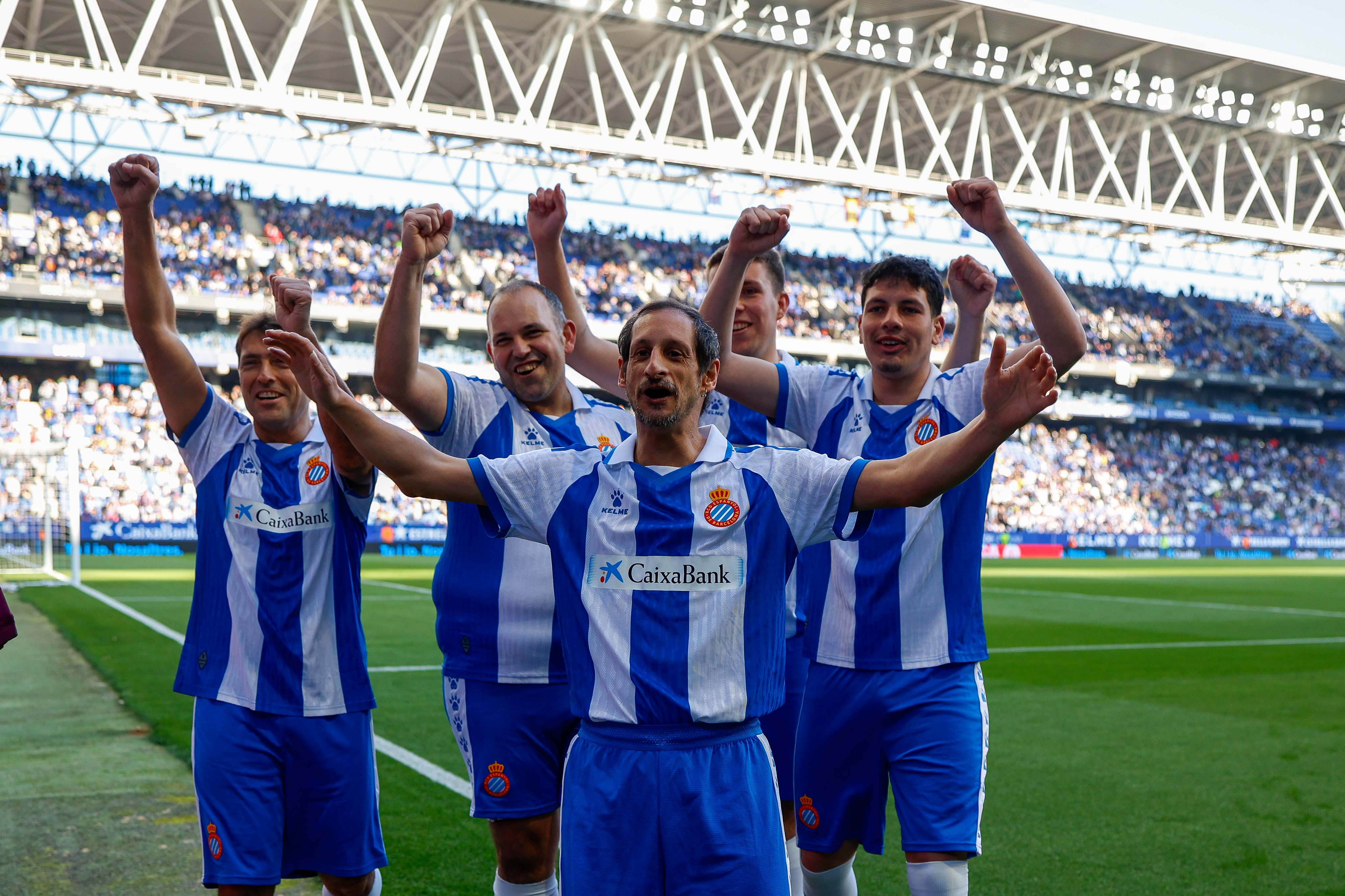 Jugadors del RCD Espanyol Special celebren els gols aconseguits a la tanda de penals organitzada per CaixaBank