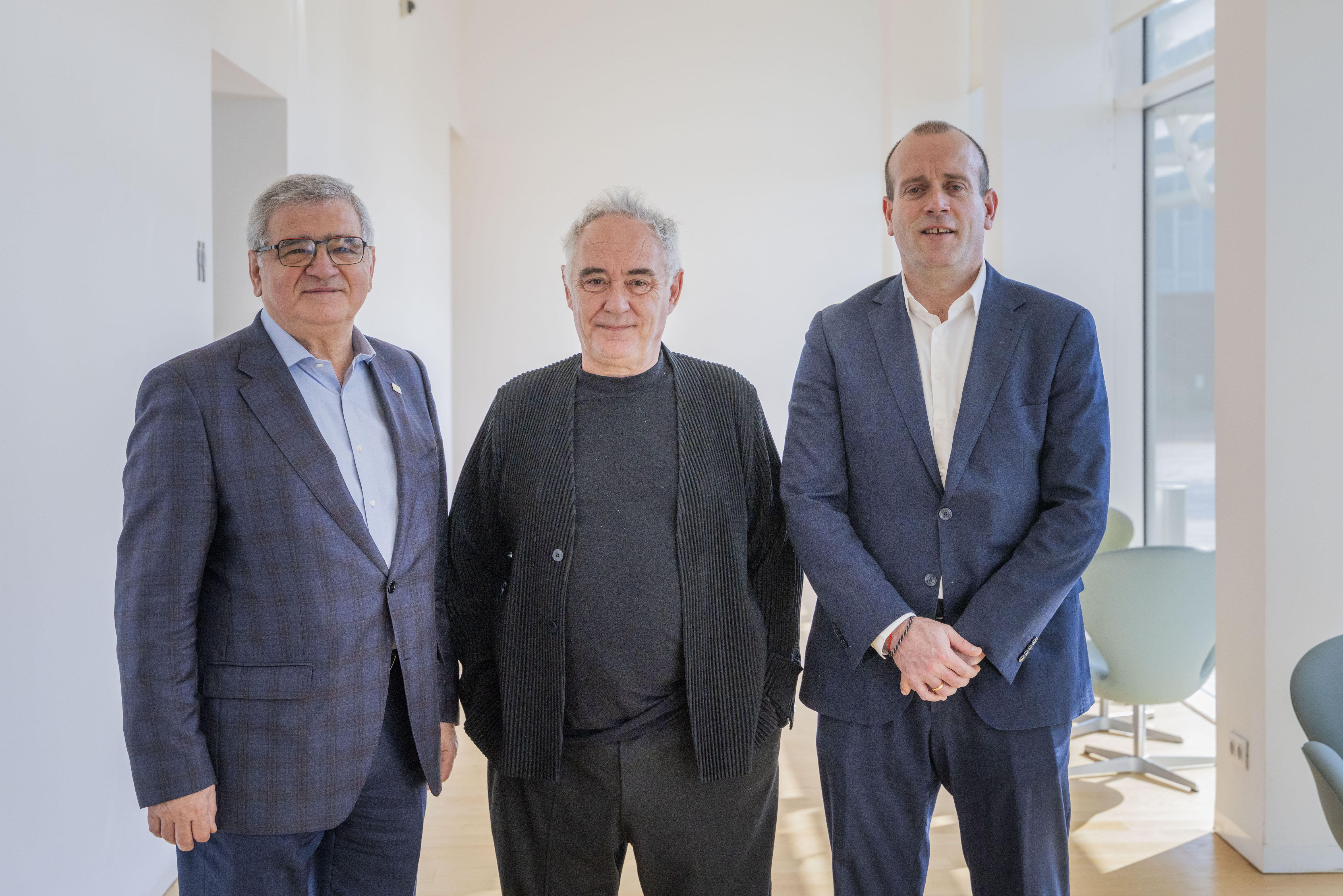 Fernando Martin, presidente de HORECA Zaragoza, Ferrán Adrià y Pablo Andoño, director comercial de Retai en la Territorial Ebro de CaixaBank