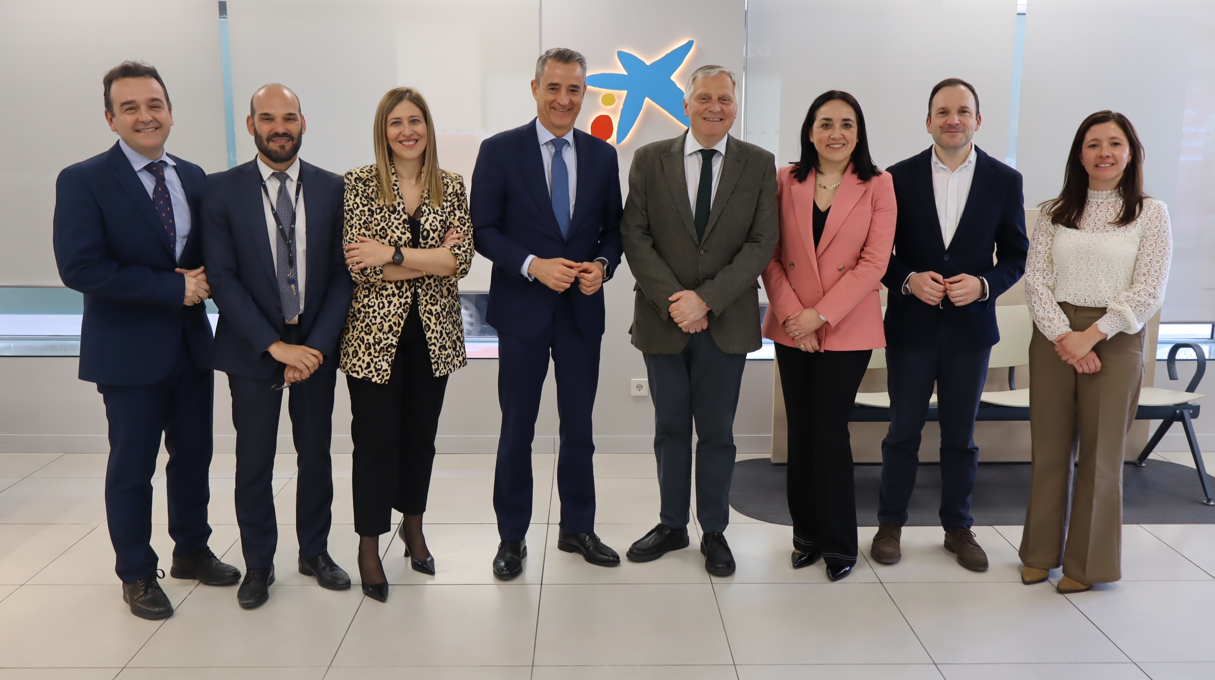 El director territorial de CaixaBank, Juan Luis Vidal, junto al alcalde de Ciudad Real, Francisco Cañizares, y otros directivos de la entidad