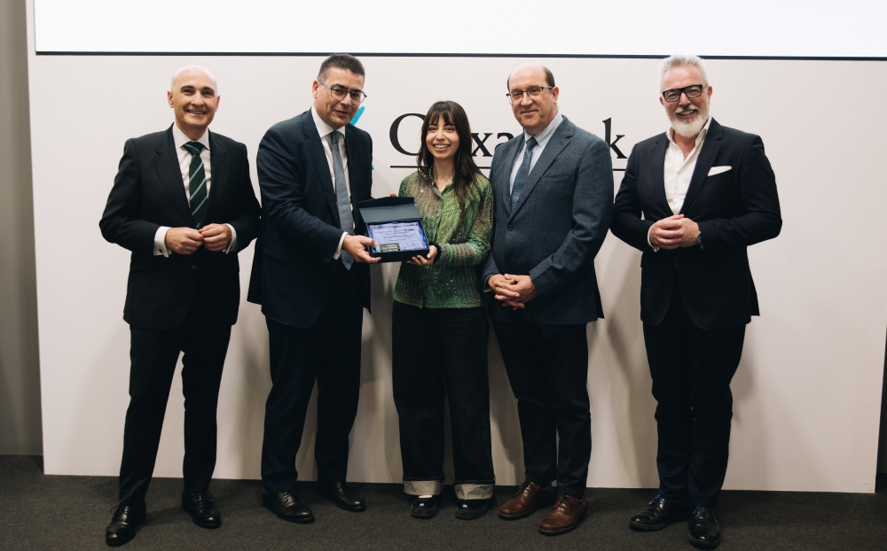 D’esquerra a dreta, el director d’AgroBank, Jaime Campos; el director de Negoci de CaixaBank, Jordi Mondéjar; la guanyadora, Lucía Alonso; el director de la Càtedra AgroBank de la UdL, Antonio J. Ramos, i el director de desenvolupament de negoci d’AgroBank, Carlos Seara.
