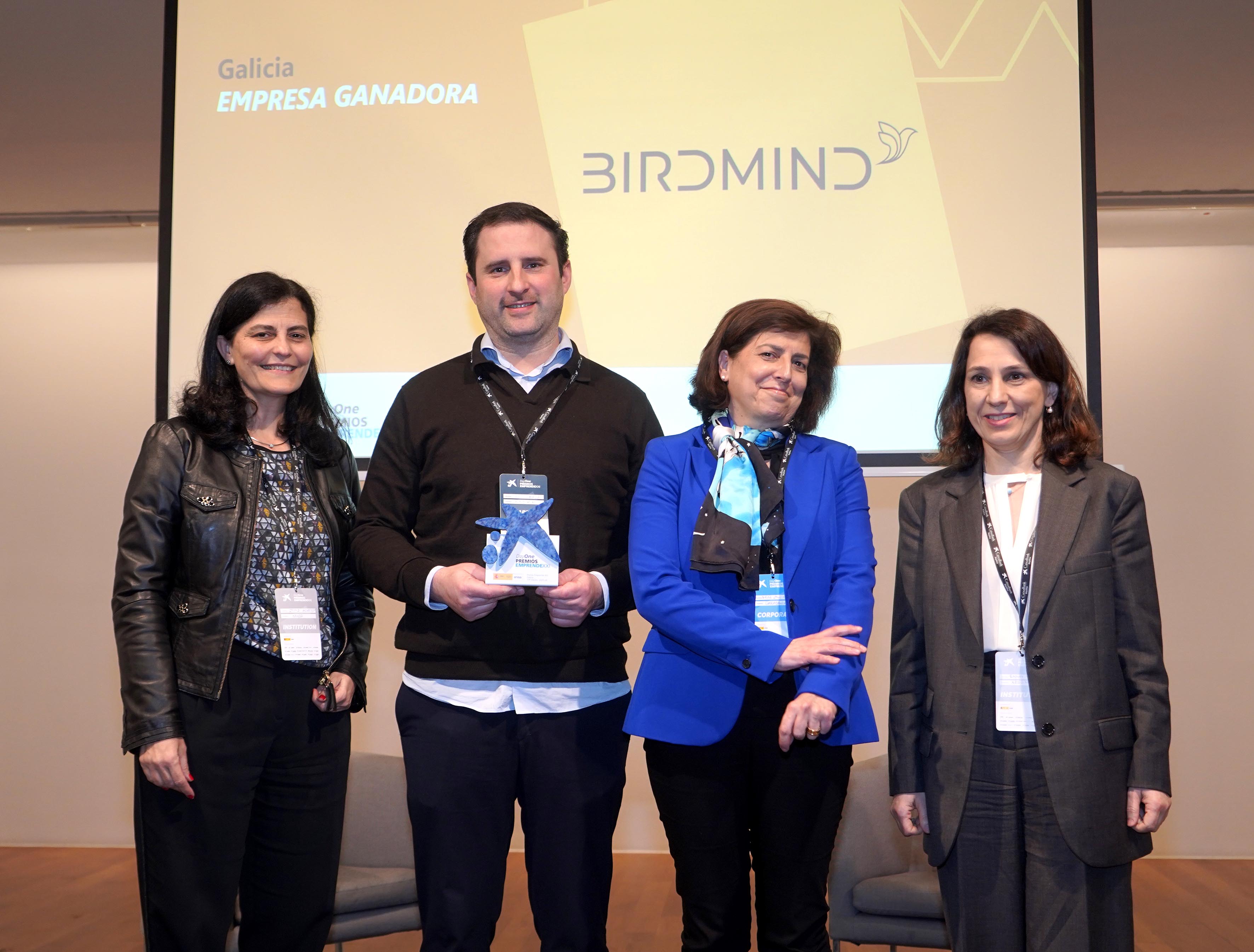 El CEO de Birdmind, David Camba, junto con representantes de CaixaBank, Enisa e Igape
