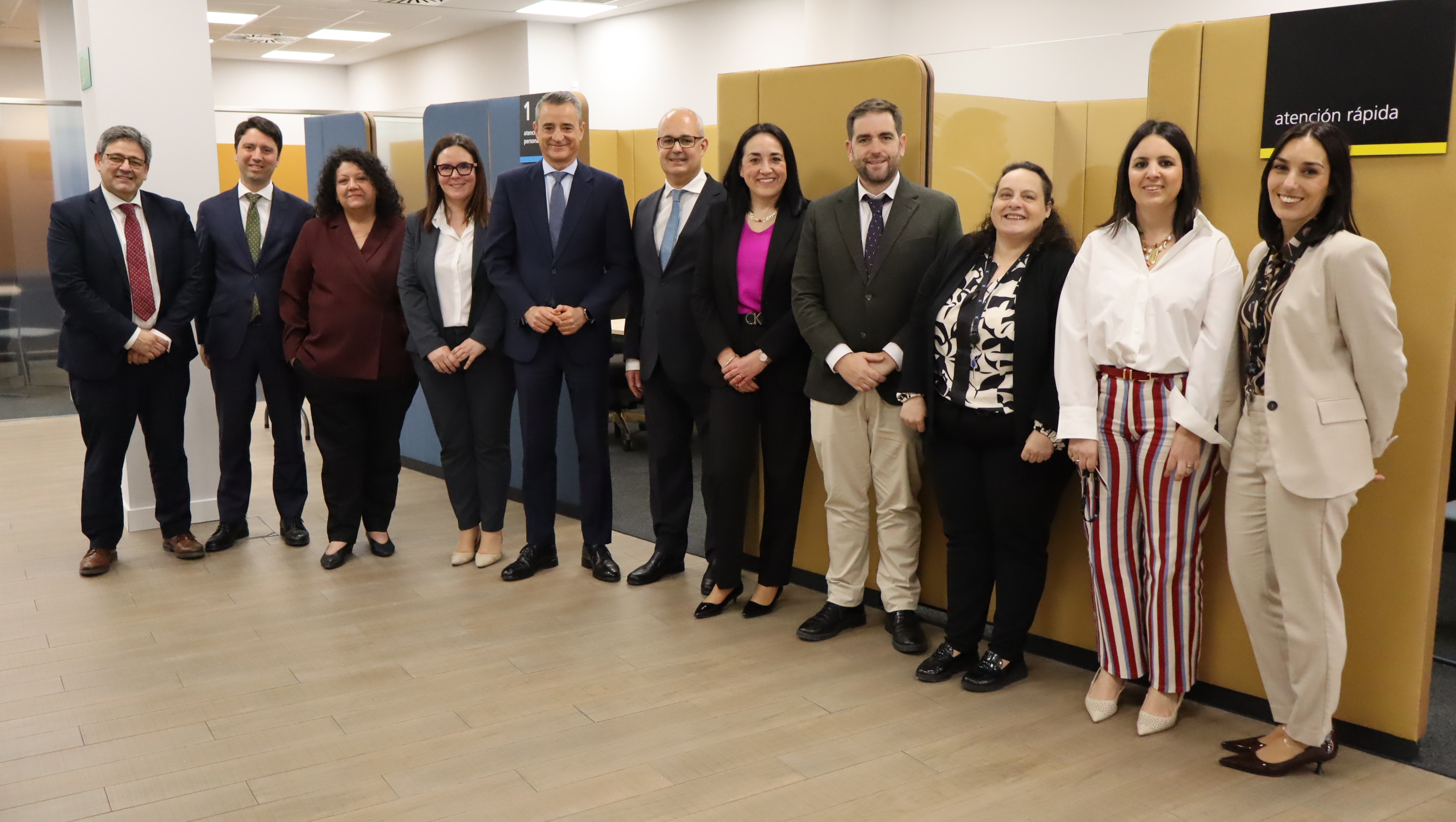 El director territorial de CaixaBank, Juan Luis Vidal, y otros directivos de la entidad, con el equipo de la nueva oficina PRO de Illescas