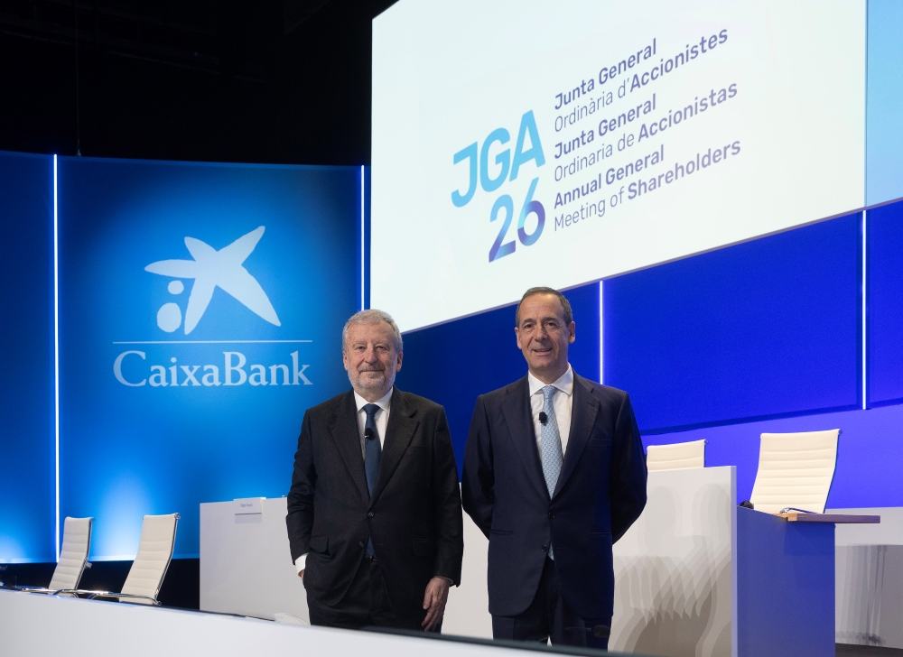 El presidente de CaixaBank, Tomás Muniesa, y el consejero delegado, Gonzalo Gortázar, en la Junta General de Accionistas 2026 de la entidad.