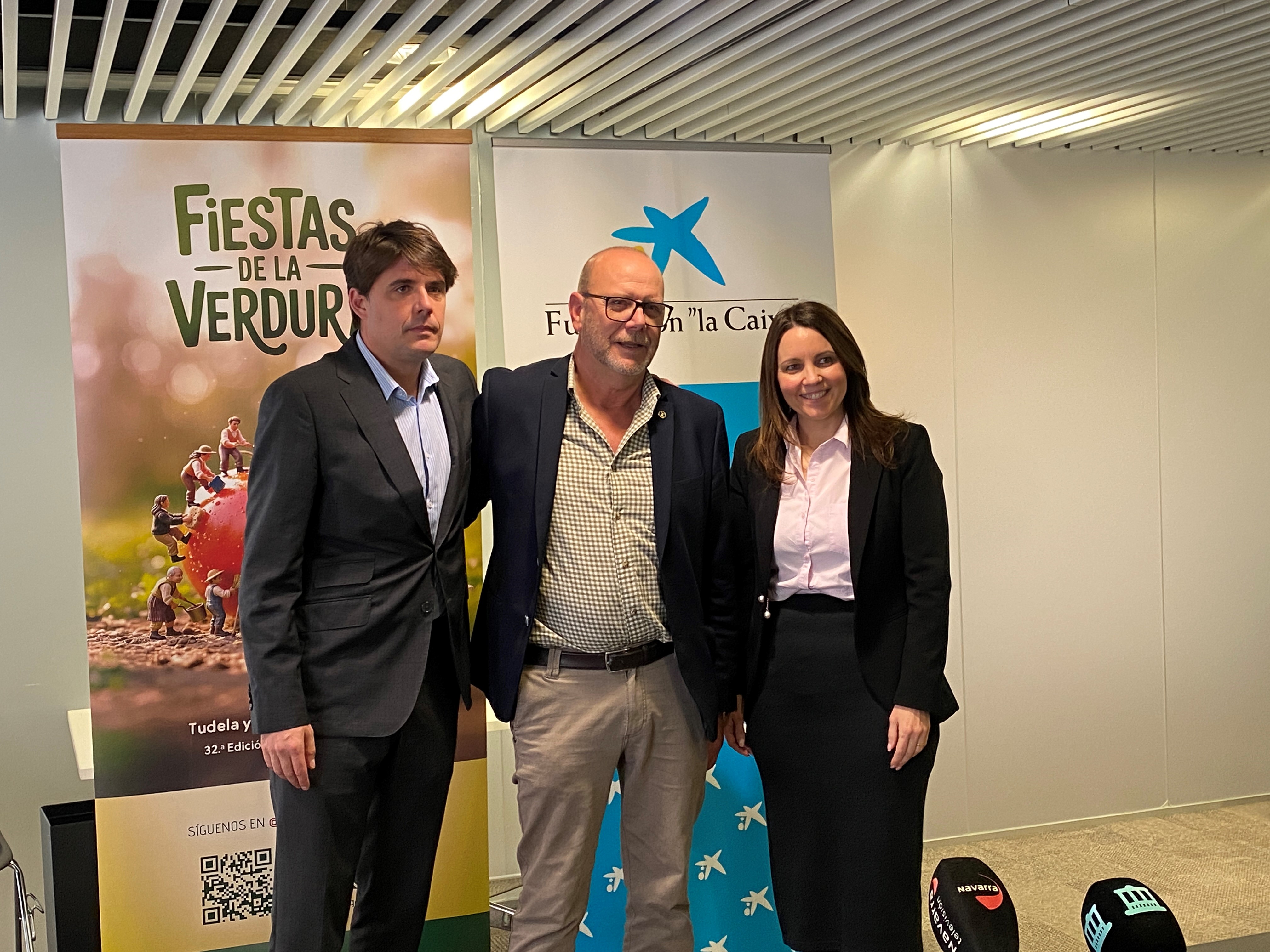Javier Álvarez, DAN Ribera de CaixaBank; Celes Sebastián, presidente de la Orden del Volatín; y Adriana Ruiz, directora de la Store Gaztambide de CaixaBank.