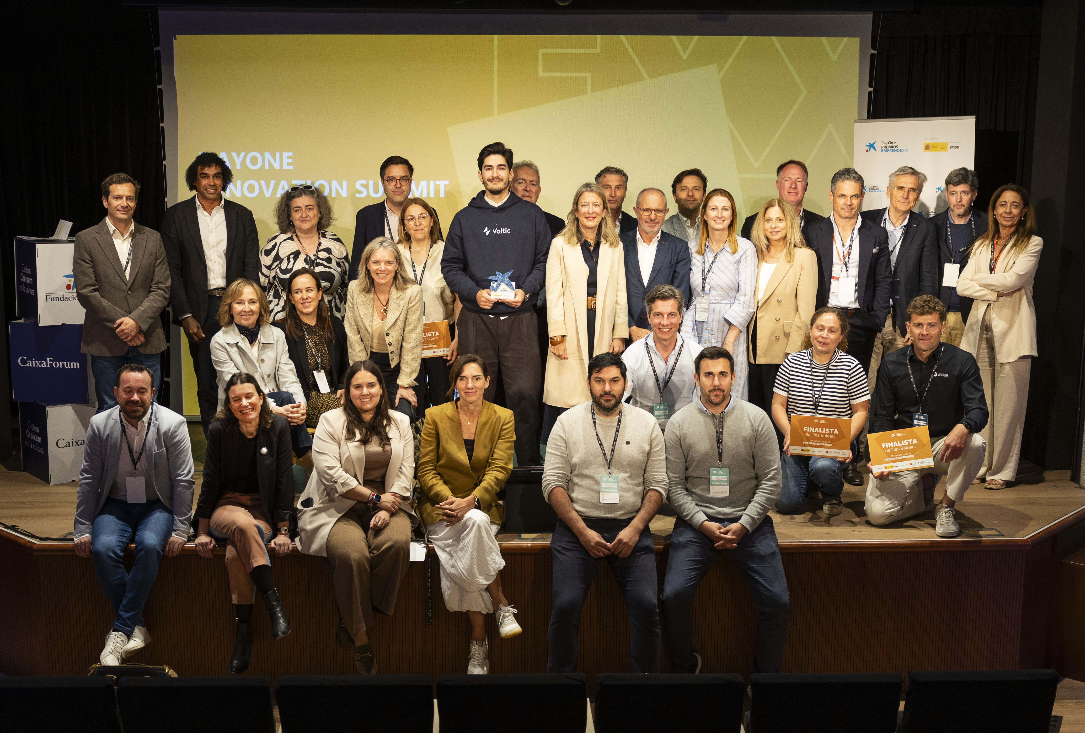 Participantes, miembros del jurado, representantes de CaixaBank y autoridades asistentes al Day One Innovation Summit de Baleares EmprendeXXI