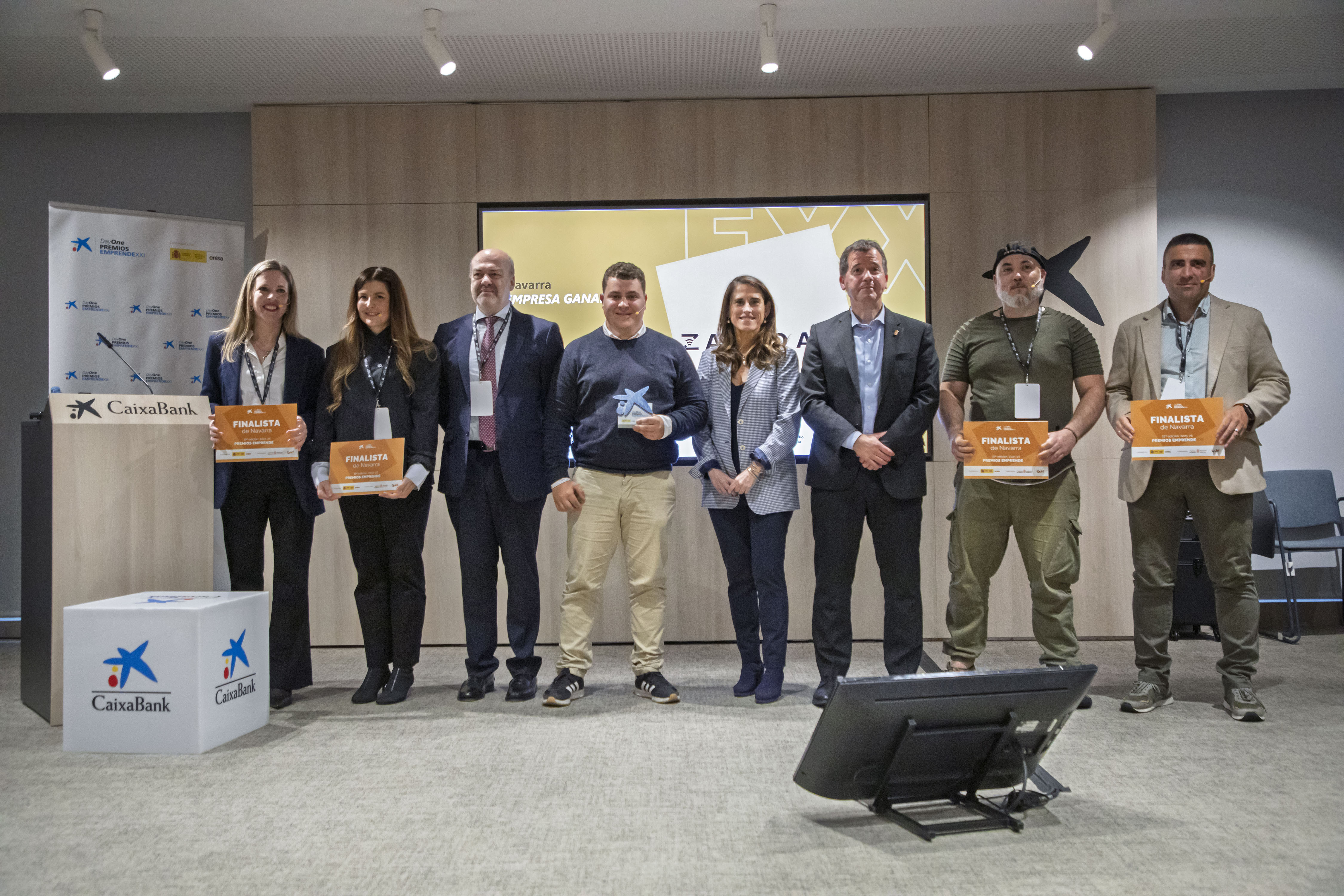 Isabel Moreno, directora de la territorial Ebro de CaixaBank, junto con las startups finalistas y ganadora, Pedro da Silva de ENISA, y Mikel Irujo, consejero del Gobierno de Navarra.