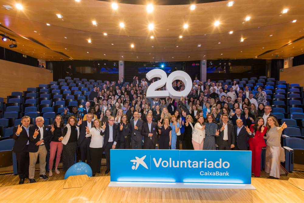 Foto de familia del ‘Encuentro de Voluntariado CaixaBank’ con motivo del 20 aniversario de Voluntariado CaixaBank.