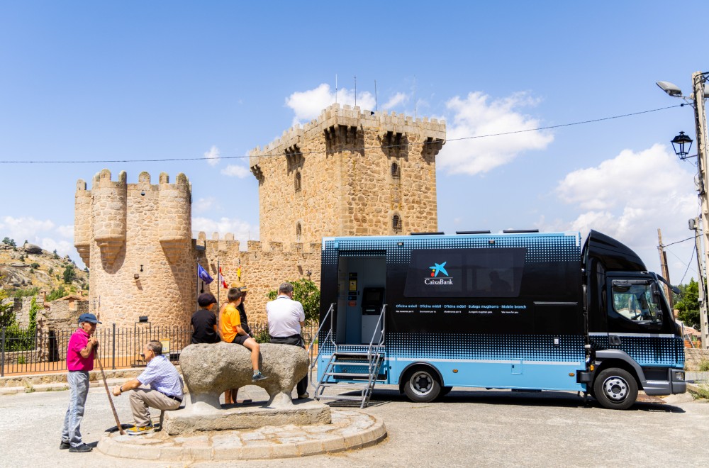 Residents of Villaviciosa (Ávila) wait to be served at CaixaBank’s mobile branch.