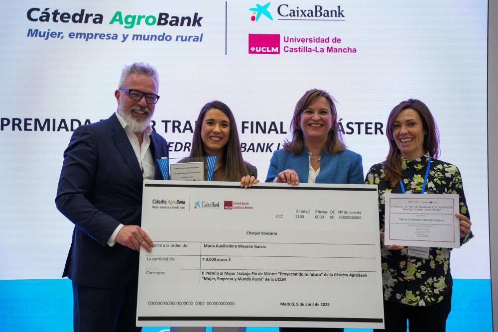 De izquierda a derecha, el director de Desarrollo de Negocio de AgroBank, Carlos Seara; la ganadora del Premio al Mejor TFM, Maria Auxiliadora Moyano García; la directora de la Cátedra AgroBank de la UCLM, Cristina Díaz; y la subdirectora general de Dinamización del Medio Rural del Ministerio de Agricultura, Pesca y Alimentación (MAPA), Carolina Gutiérrez.